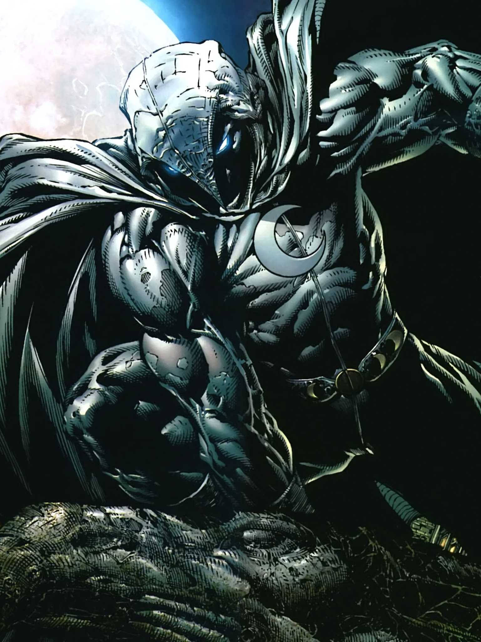Moon Knight 桌布 壁紙 — 月光騎士以動感姿態站在月光照耀的天空下，斗篷飄揚，發光的藍色眼睛充滿強烈感。
