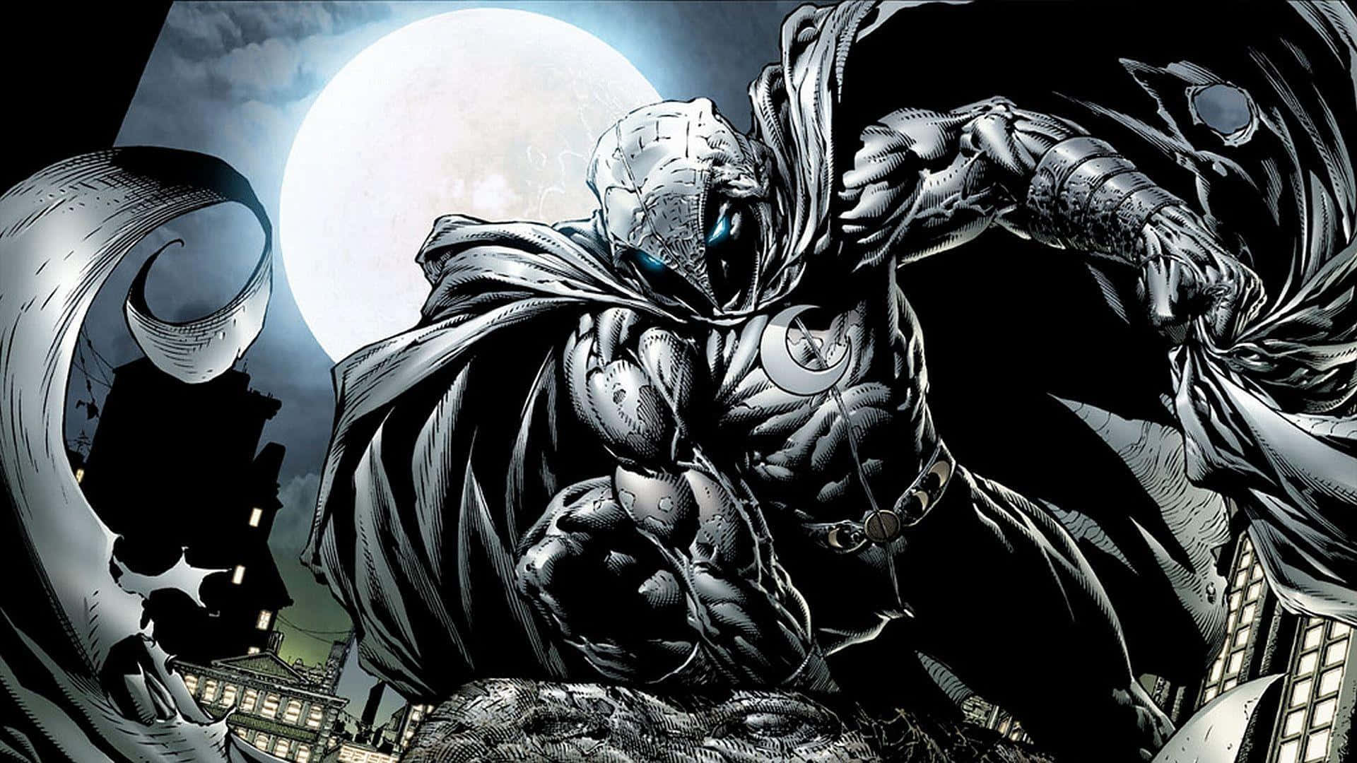 Moon Knight 桌布 壁紙 — 月光騎士以動感姿態站立，背景為滿月，下方是城市景觀。