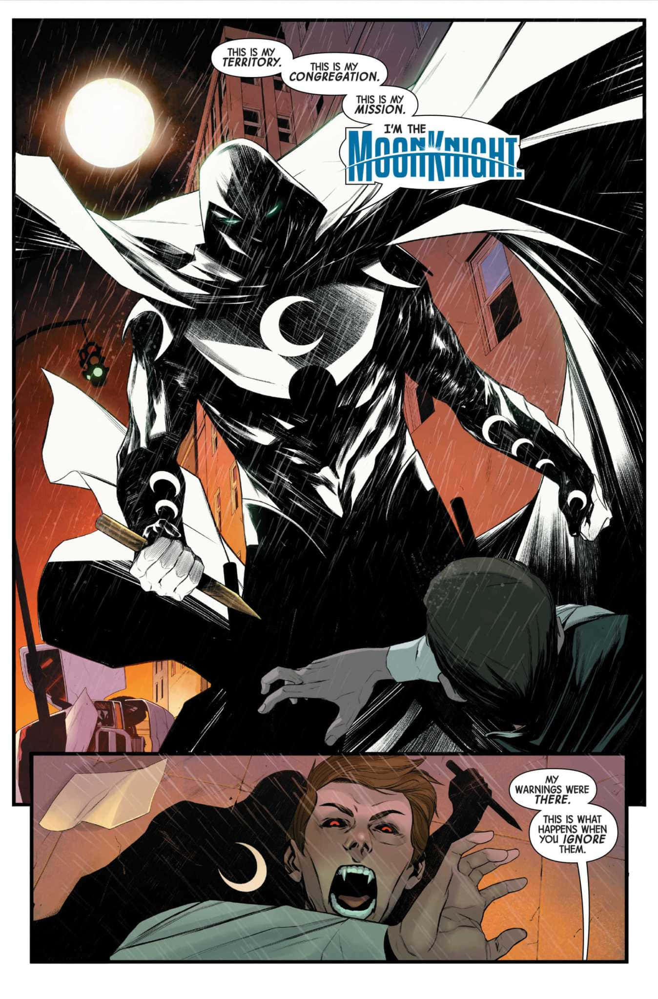 Moon Knight 桌布 壁紙 — 月光騎士站在被雨水浸透的城市小巷中，在滿月下宣告他的使命，而一個驚恐的男人在下方尖叫。