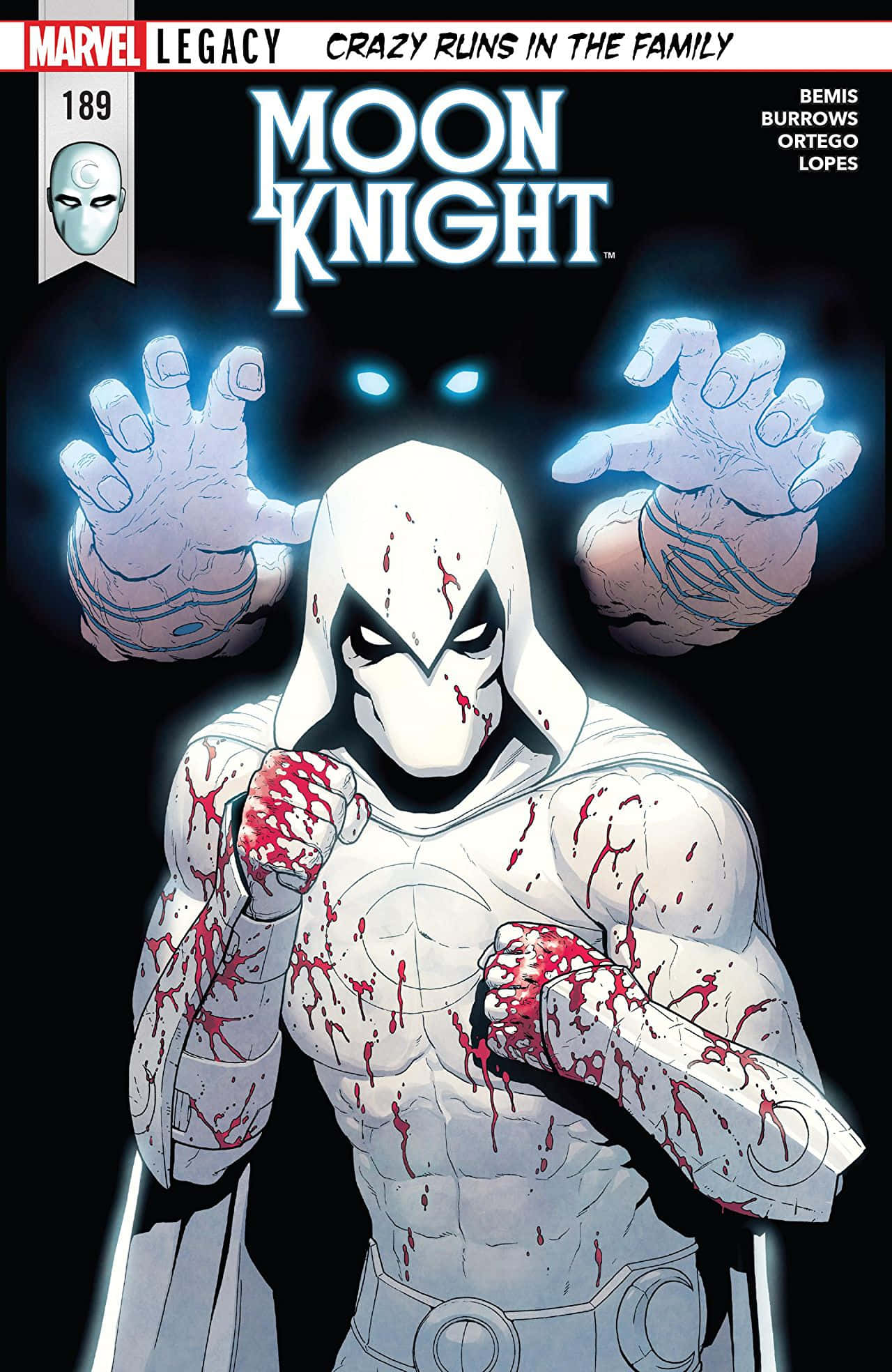 Moon Knight 桌布 壁紙 — 月光騎士站在黑暗場景中，雙眼發出藍光，白色服裝沾滿鮮血，雙手舉起擺出戲劇性的姿勢。