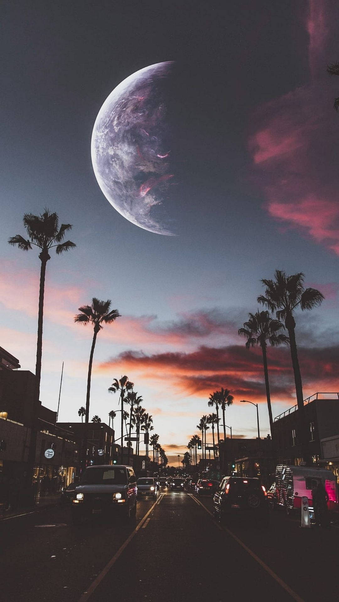 月升天際景觀 壁紙 — 暮色中，一條超現實的城市街道兩旁種滿棕櫚樹，上方懸掛著巨大的發光月亮。