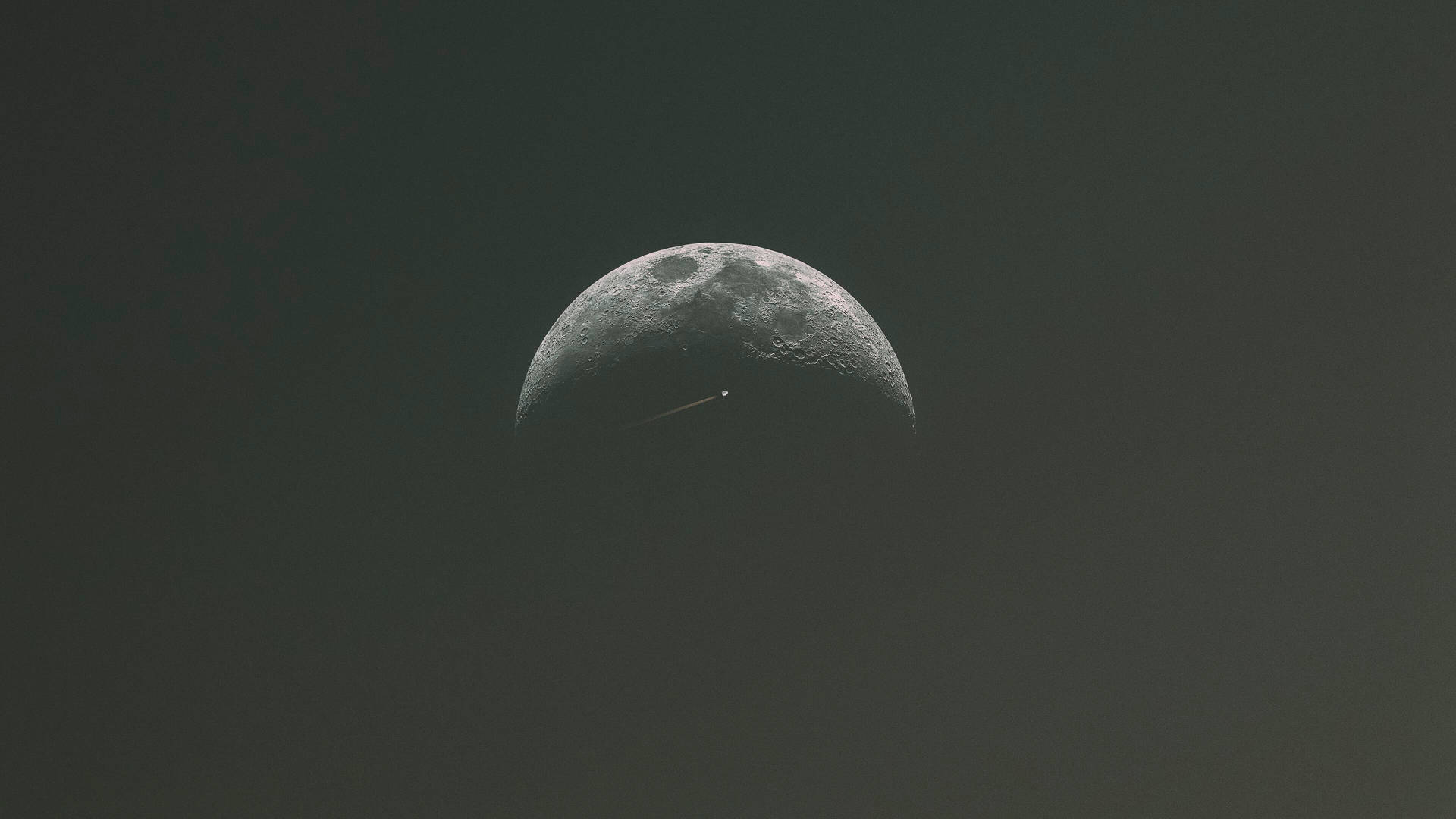 新月與流星劃過夜空。