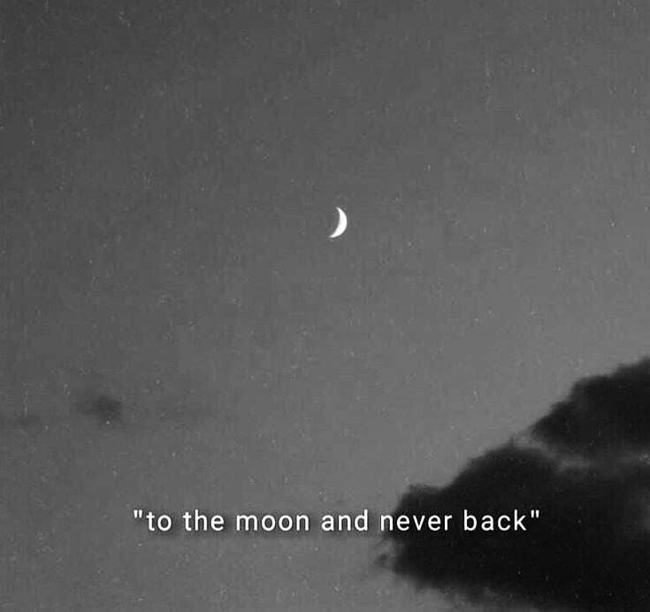 月夜 Tumblr 引言美學 壁紙 — 單色夜空呈現一彎纖細的眉月，位於暗雲之上，並疊加了「前往月球，永不回頭」的字句。
