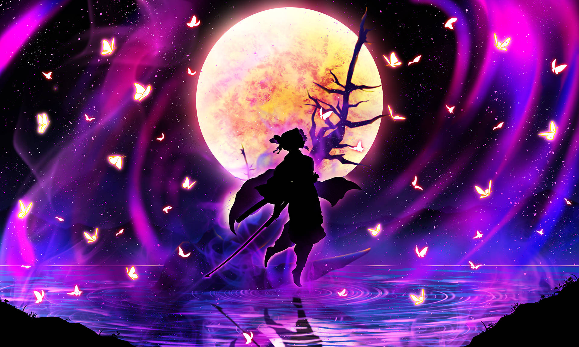 月夜下的時透無一郎剪影 壁紙 — 戰士剪影在巨大橙色月亮下跳過發光的紫色水面，周圍環繞著旋轉的宇宙能量和漂浮的蝴蝶。