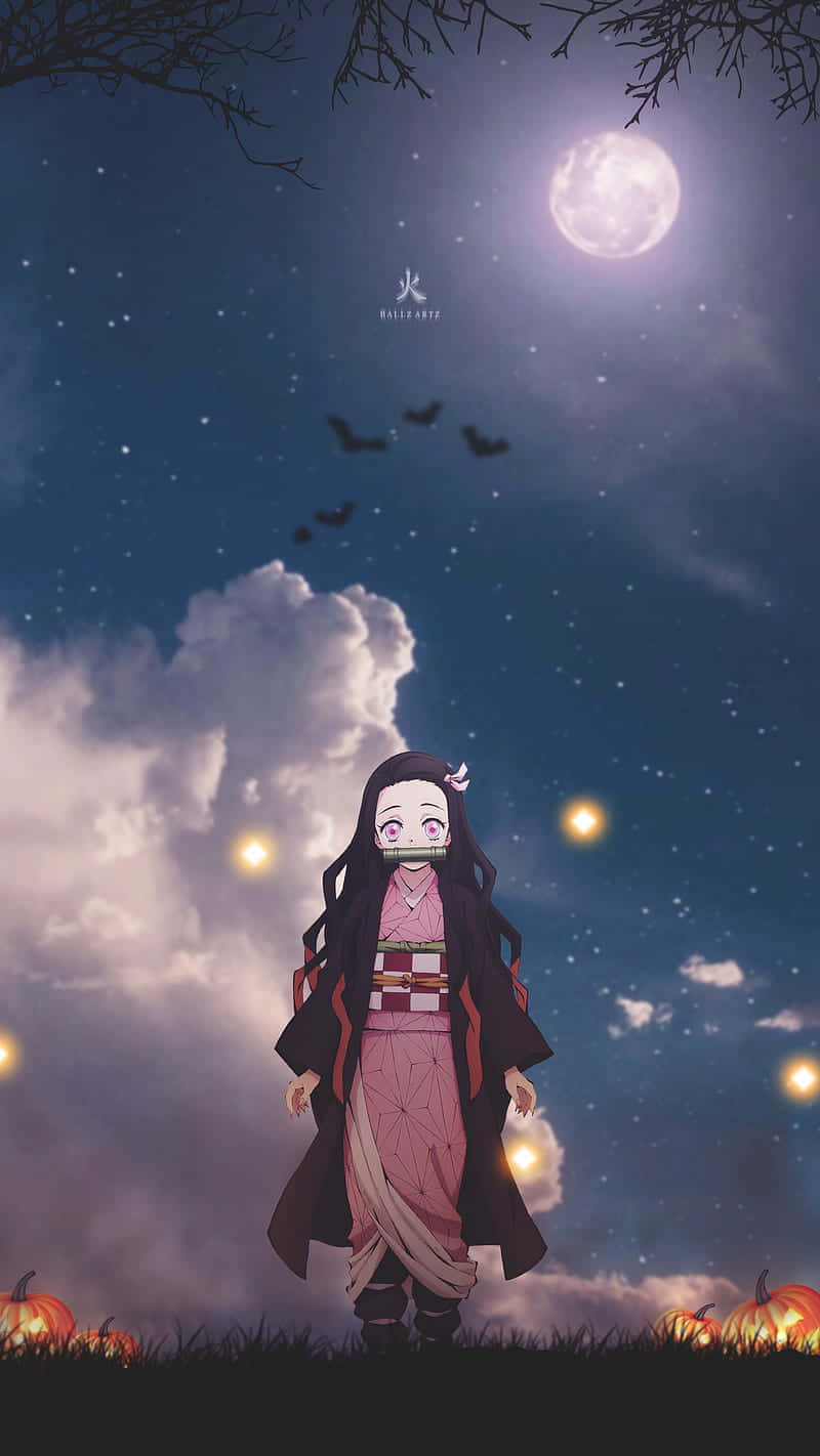月夜惡魔風情動畫角色 壁紙 — 一個戴面具的動漫女孩穿著粉紅色和服，站在滿月下，發光的南瓜和飛翔的蝙蝠映襯著星空夜空。
