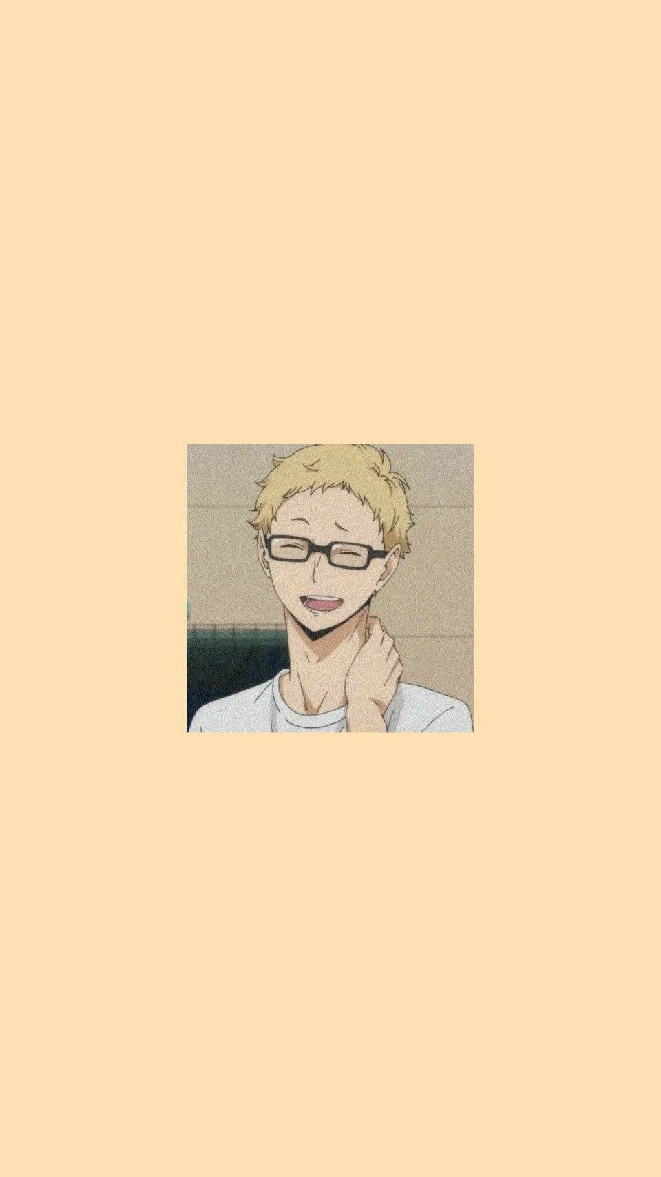 月島Kei 黃色背景 壁紙 — 一個開心的動畫男孩，金髮戴眼鏡，微笑著觸摸自己的脖子，背景是純米色。