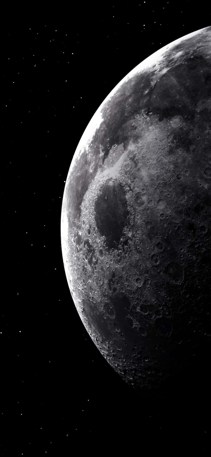 月弧 iPhone 壁紙 — 月球隕石坑表面的詳細灰階視圖，在繁星點點的黑色天空中發光。