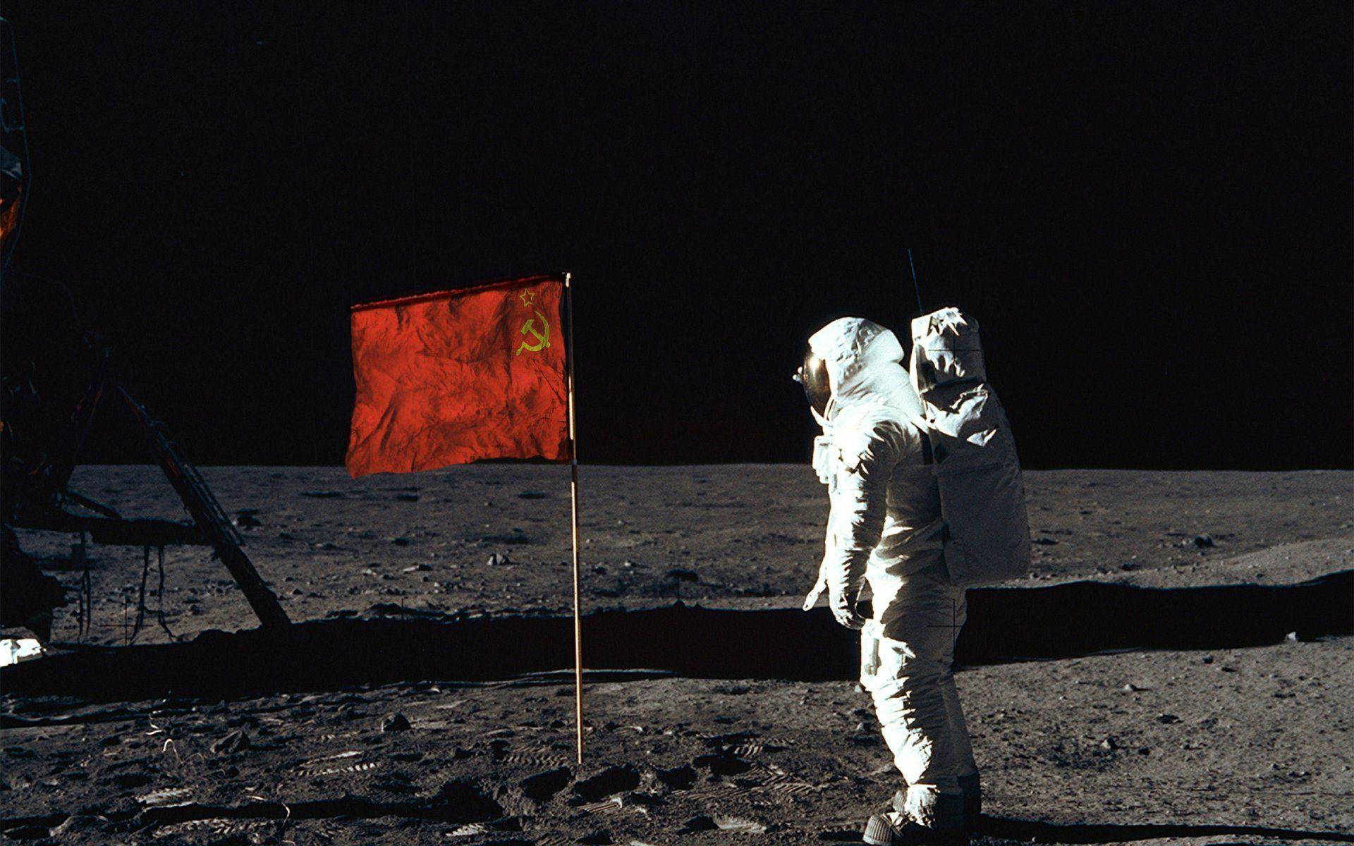 月球上的太空人與蘇聯國旗