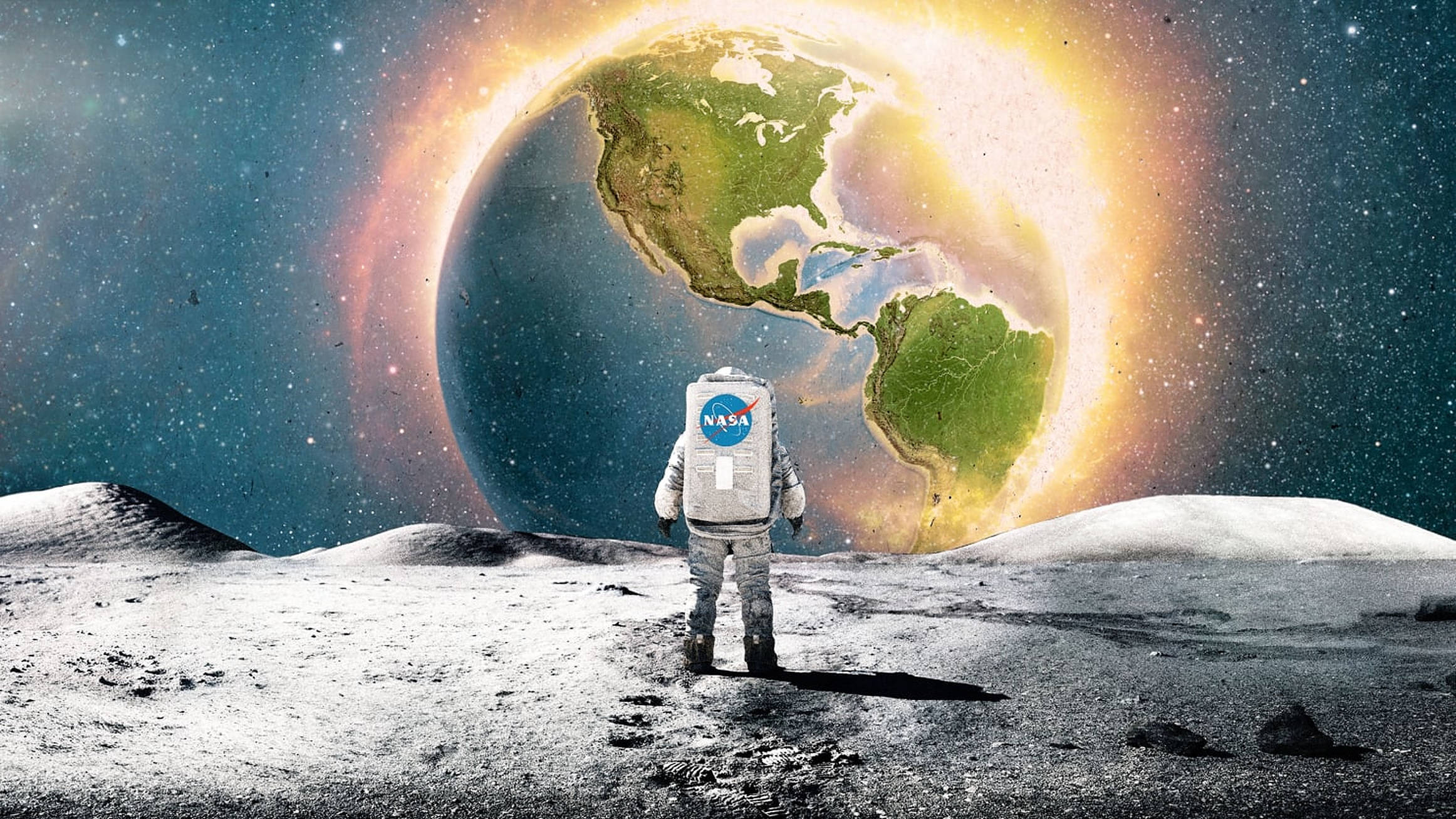 《月球叛變》NASA宇航員 壁紙 — 一名太空人站在月球上，凝視著被璀璨光環環繞、在星空背景下發光的地球。