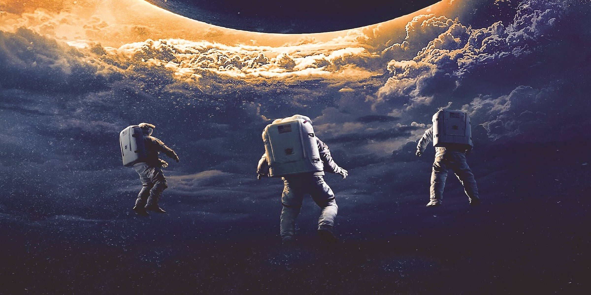 《月球叛變》太空中的宇航員 壁紙 — 三名太空人在一個帶有旋轉雲層的巨大發光行星下方的太空中漂浮。