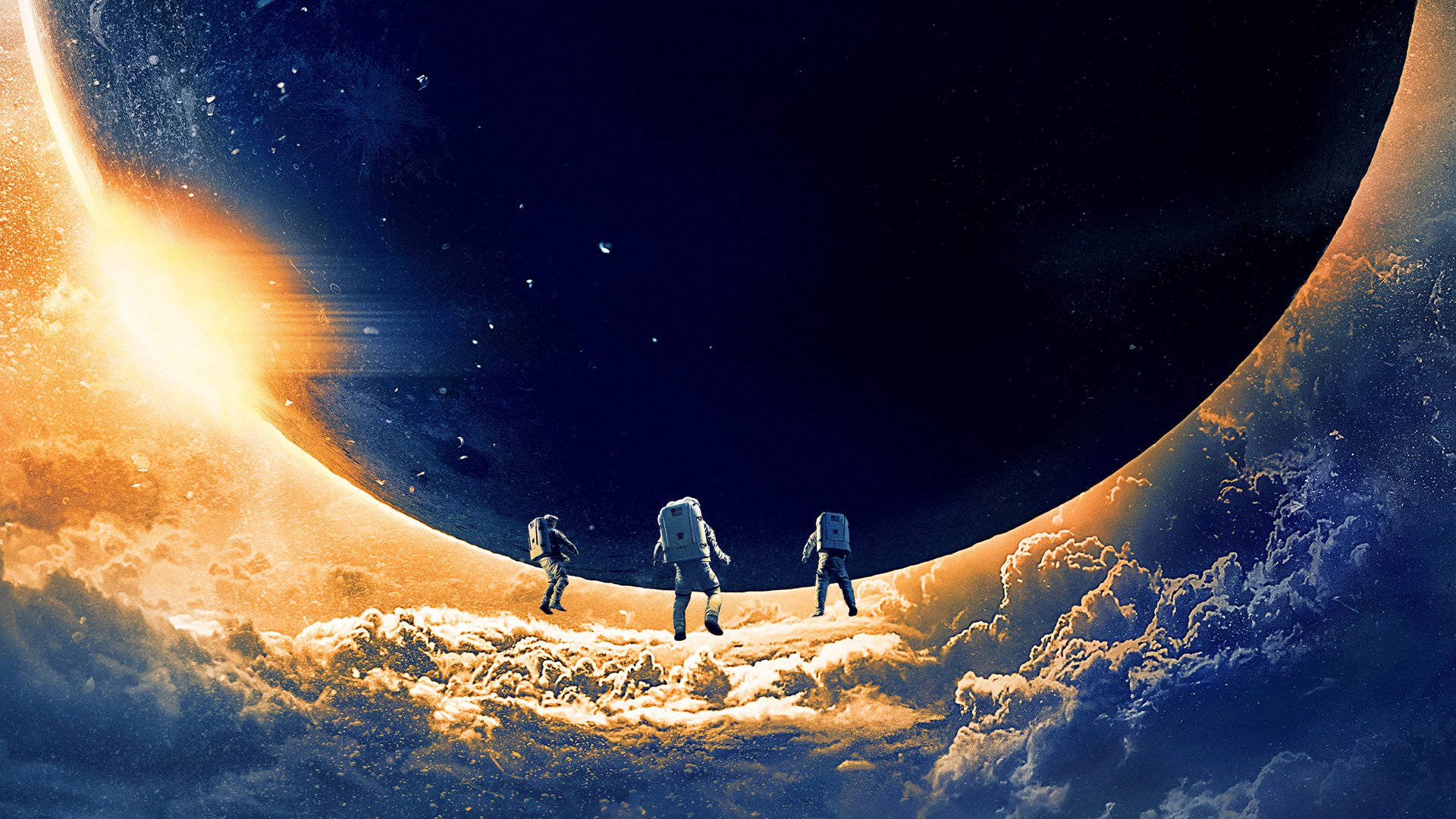 《月球浩劫》三名宇航員登月場景 壁紙 — 三名太空人在閃爍的新月形行星邊緣行走，背景是繁星點點的宇宙天空和燦爛的太陽光芒。
