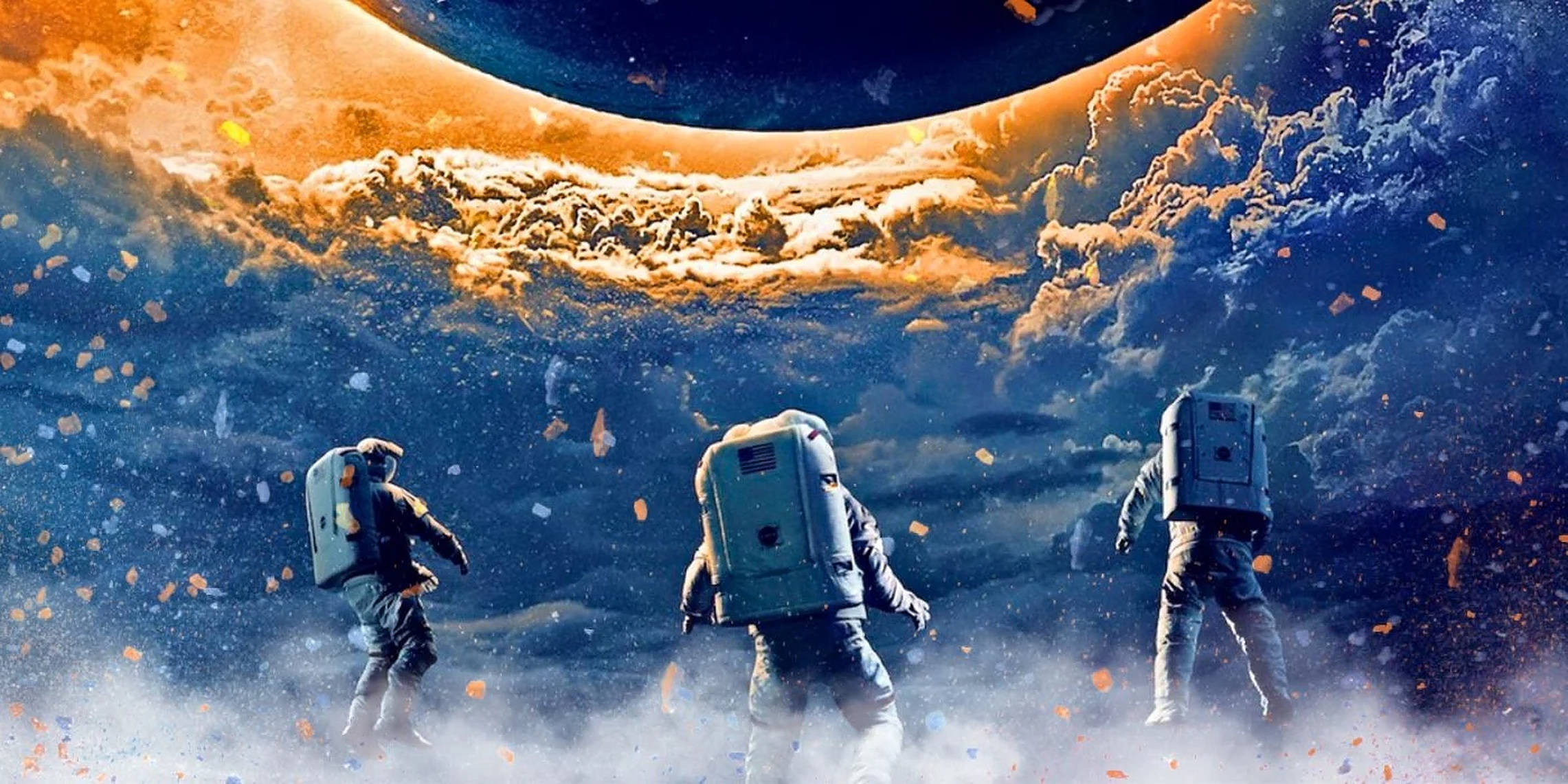 《月球浩劫》太空漂浮宇航員 壁紙 — 三名太空人喺巨大橙色行星同漩渦雲層之下，行過佈滿塵埃嘅外星行星。
