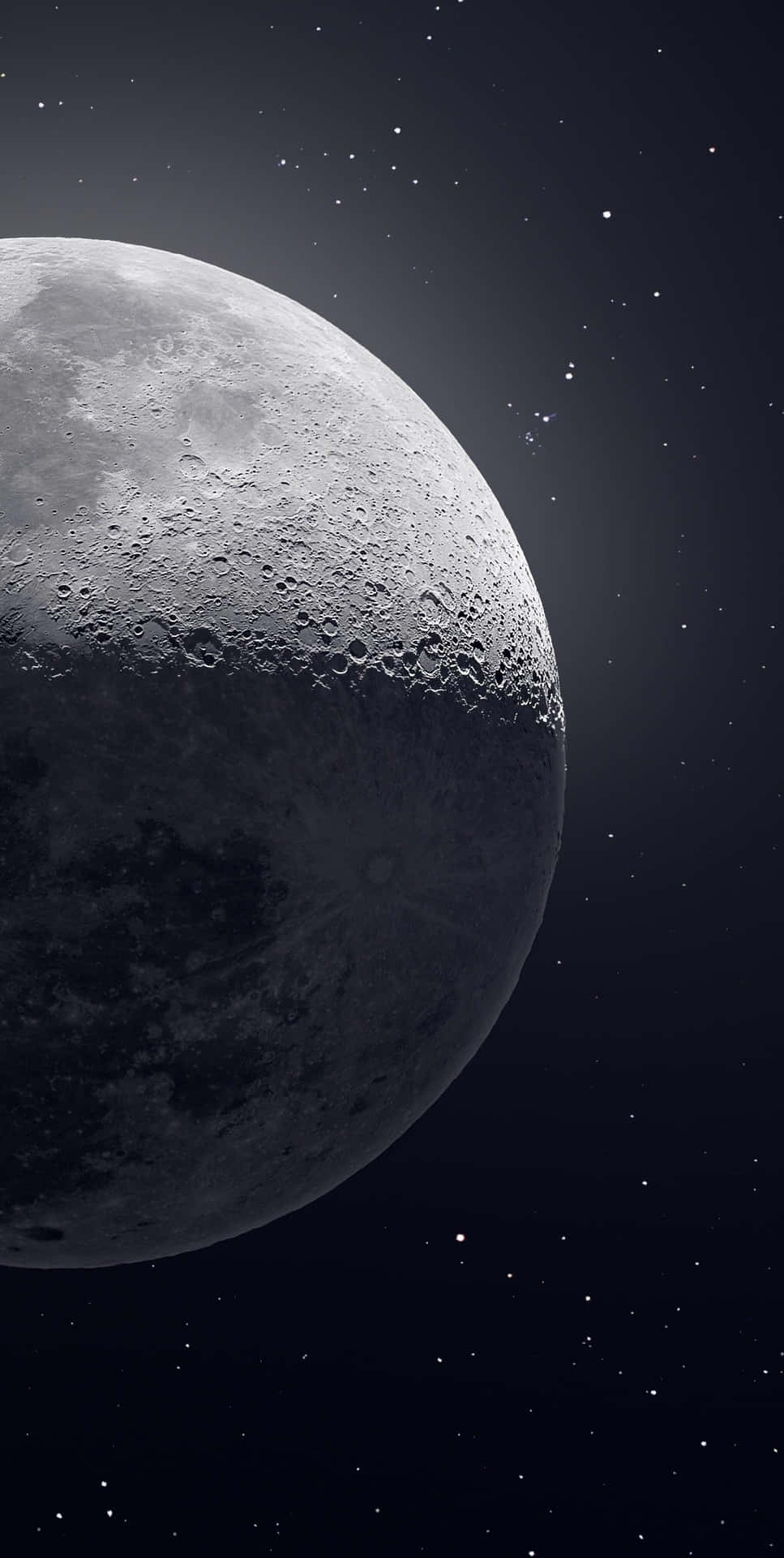 月球細節 iPhone 壁紙 — 月球隕石坑表面的詳細特寫，在繁星點點的夜空中柔和發光。