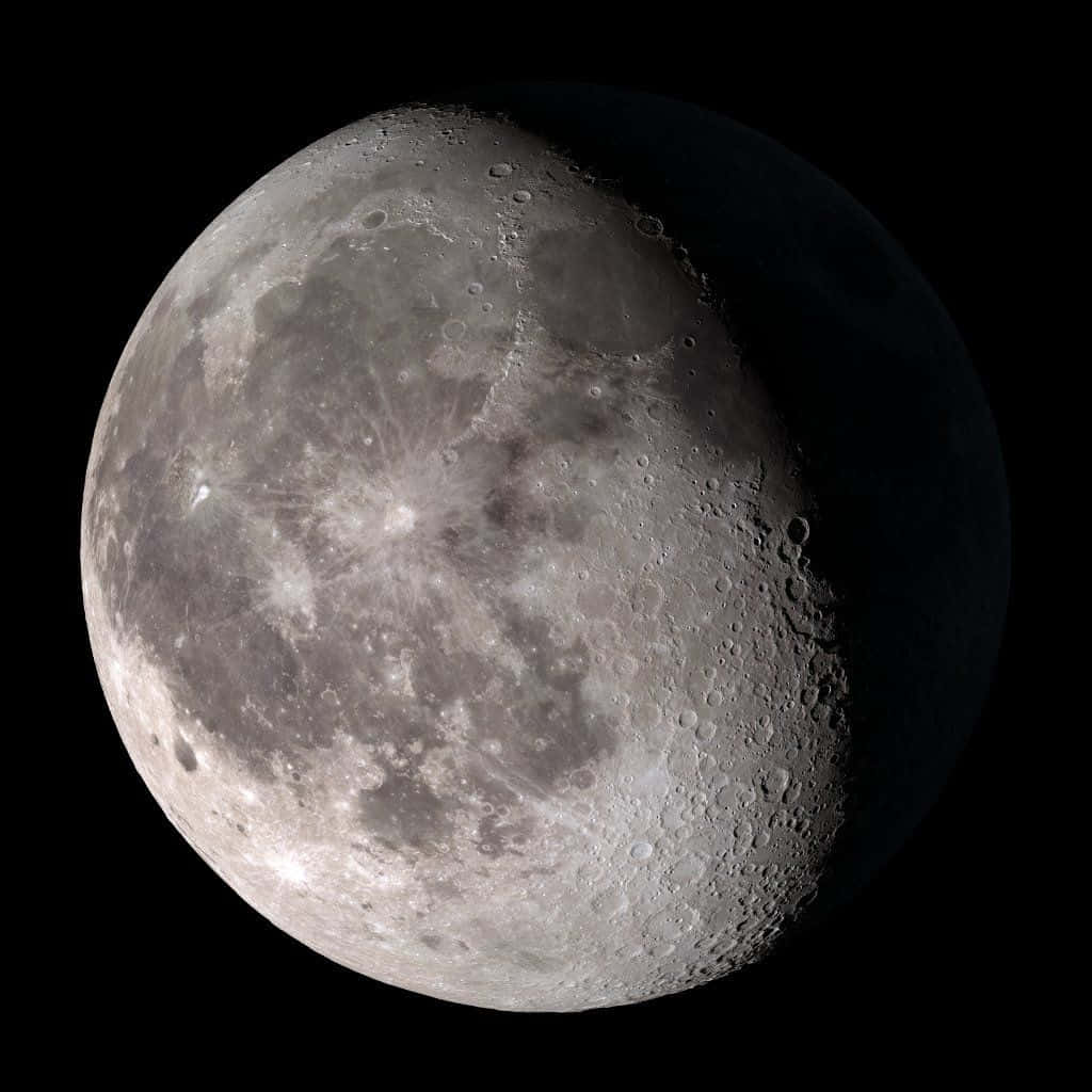 Moon Phases 桌布 壁紙 — 月球詳細照片，顯示隕石坑和月海，背景為黑色太空。