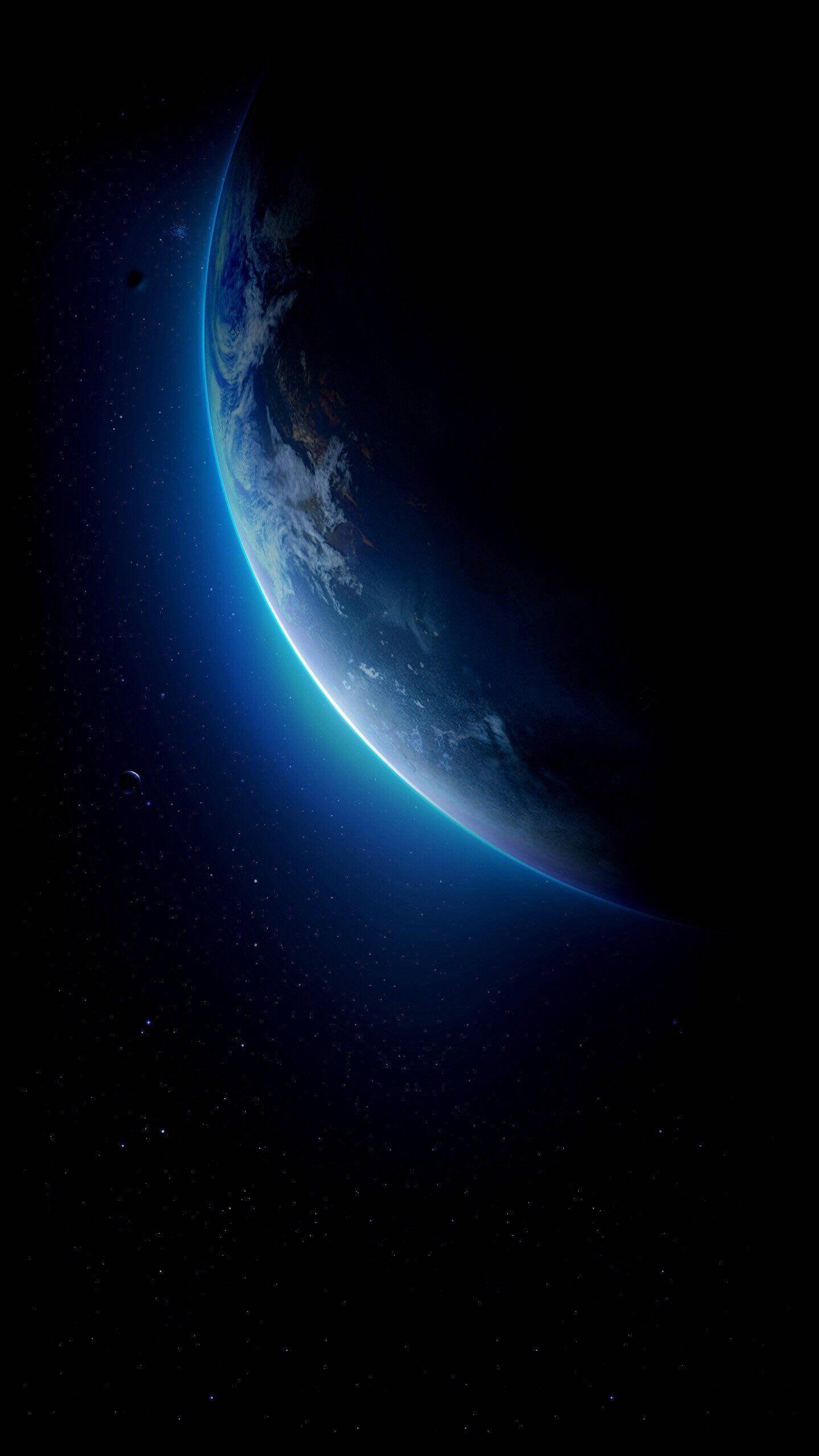 月球酷炫鎖屏 壁紙 — 從太空俯瞰地球的壯麗景色，展現其藍色大氣層和旋轉的雲層，背景是繁星點點的虛空。
