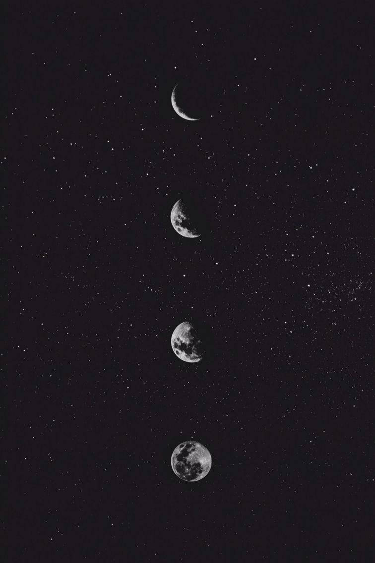 月相夢幻壁紙 壁紙 — 四個月亮相位垂直排列，背景係繁星夜空，單色調。