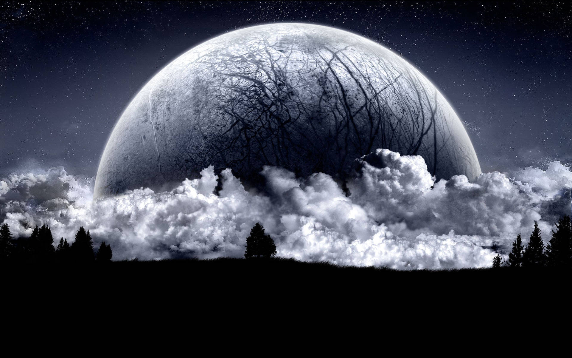 夜間，一輪巨大的裂月穿過雲層升起在森林之上。