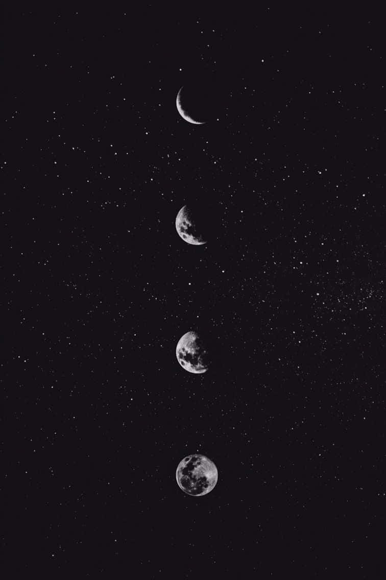 四個月亮相位垂直排列喺繁星夜空。
