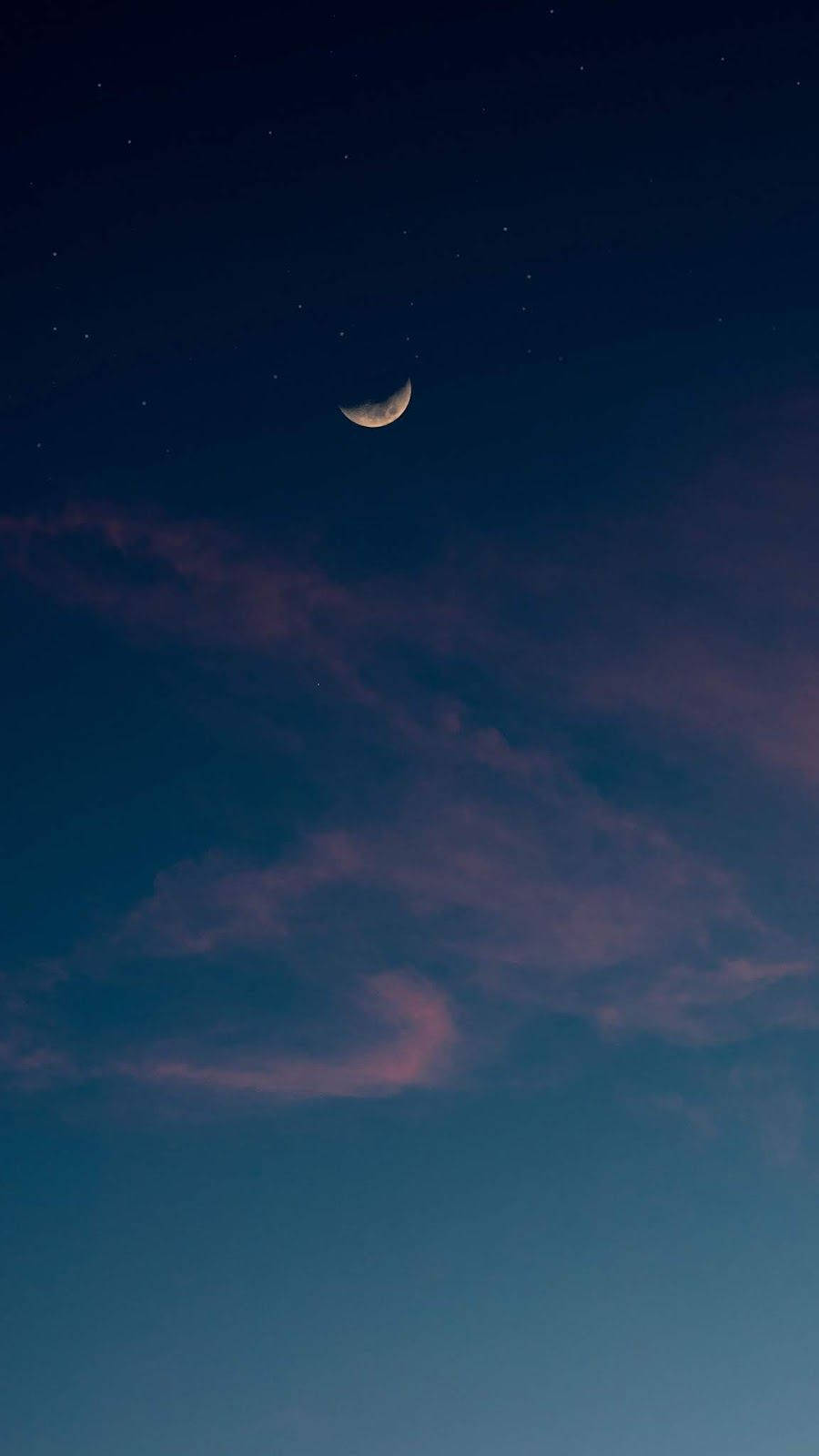 繁星夜空下紫色雲層上的月牙