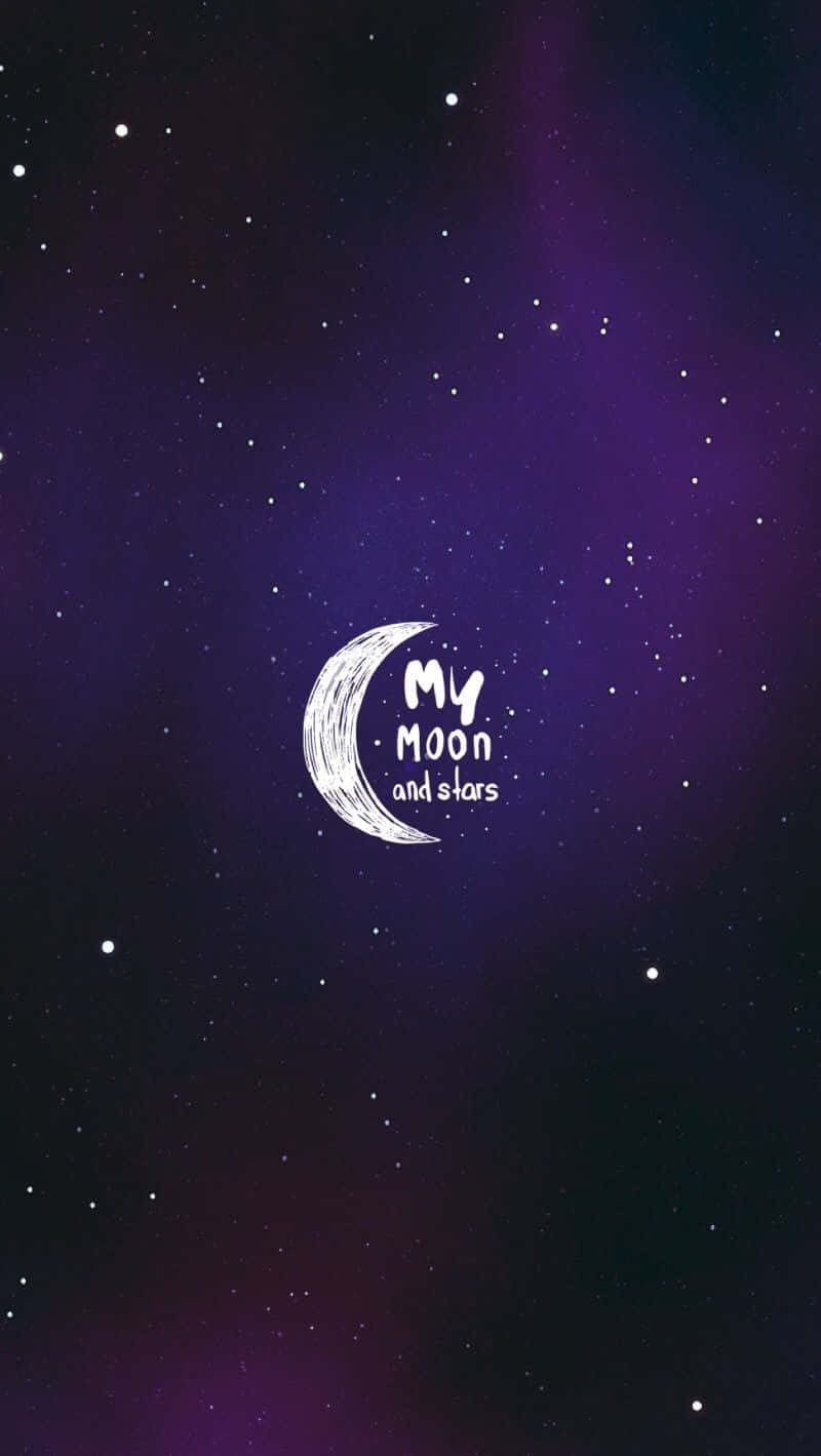 新月帶有文字 my moon and stars，在繁星點點的紫色夜空中。