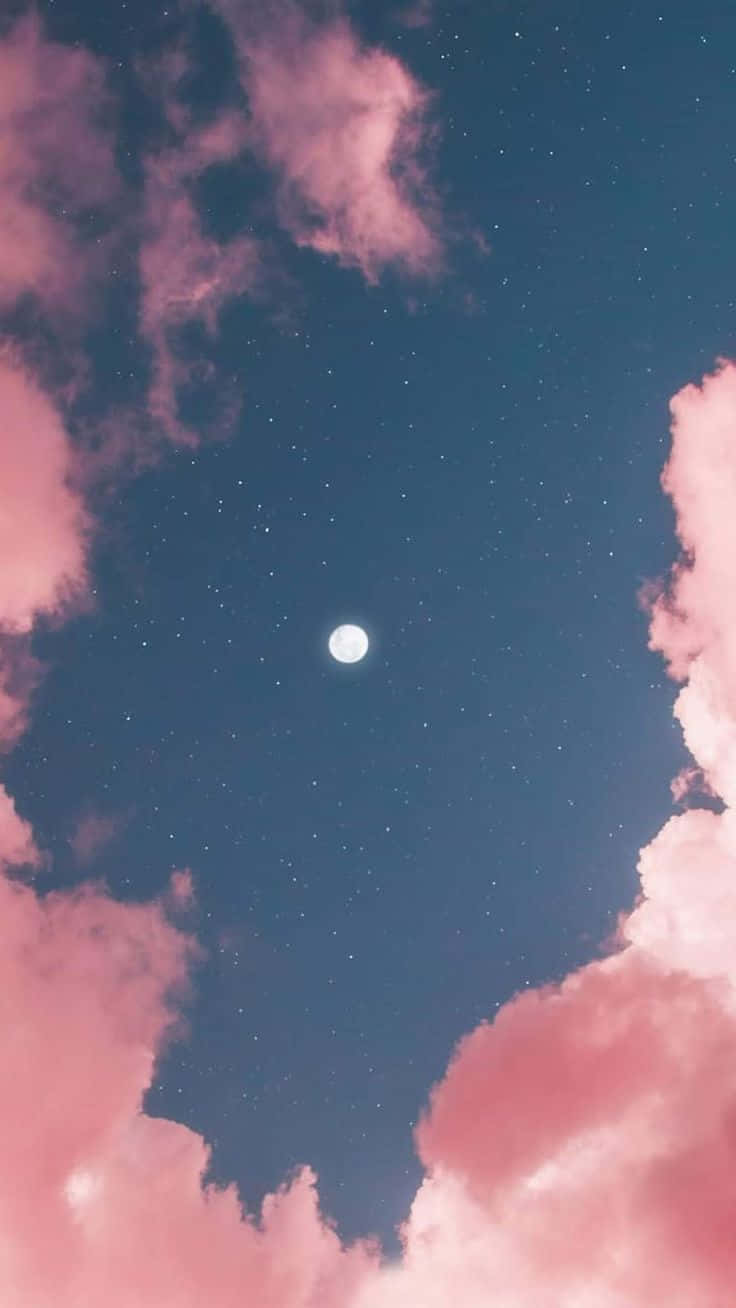 月與粉藍雲朵 壁紙 — 寧靜的夜空，明亮的月亮被柔和的粉紅雲朵和閃爍的星星環繞。