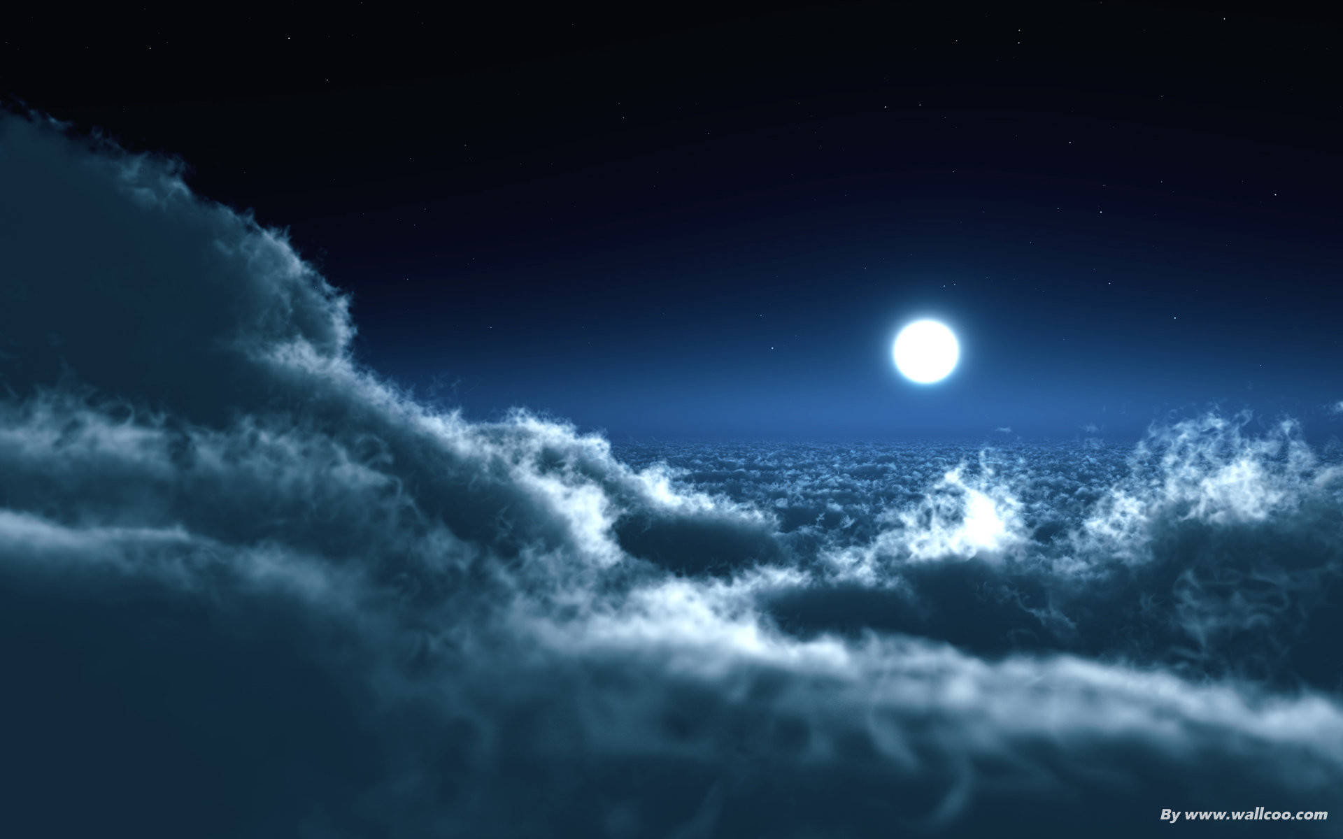 月與雲高質桌面壁紙 壁紙 — 一輪明亮的滿月穿過漩渦狀的雲層，照耀在黑暗的海洋上，下方是繁星點點的夜空。