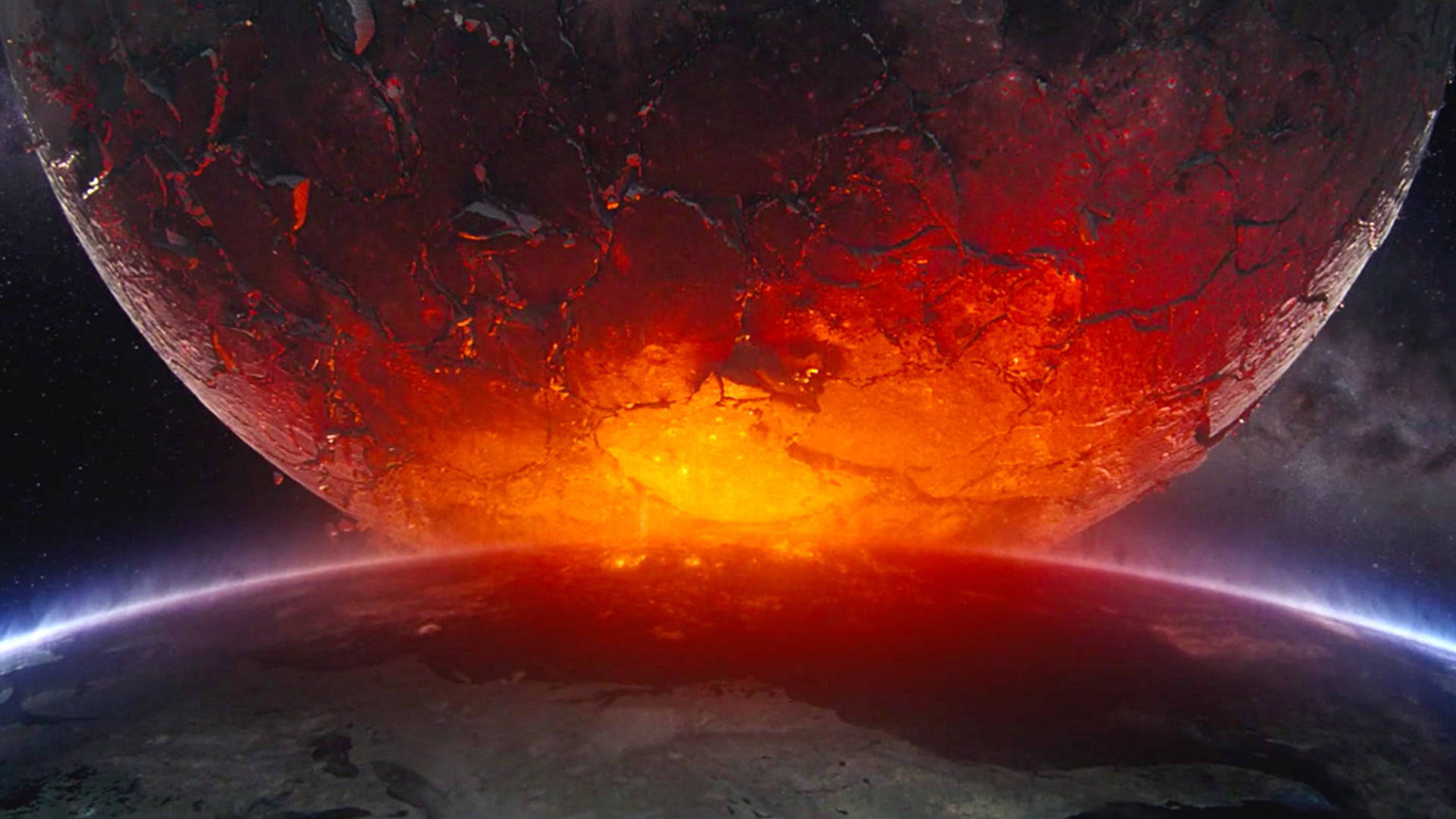月落地球撞擊 壁紙 — 一顆破裂、熔化的紅色行星在繁星點點的宇宙背景下噴出熾熱的熔岩。