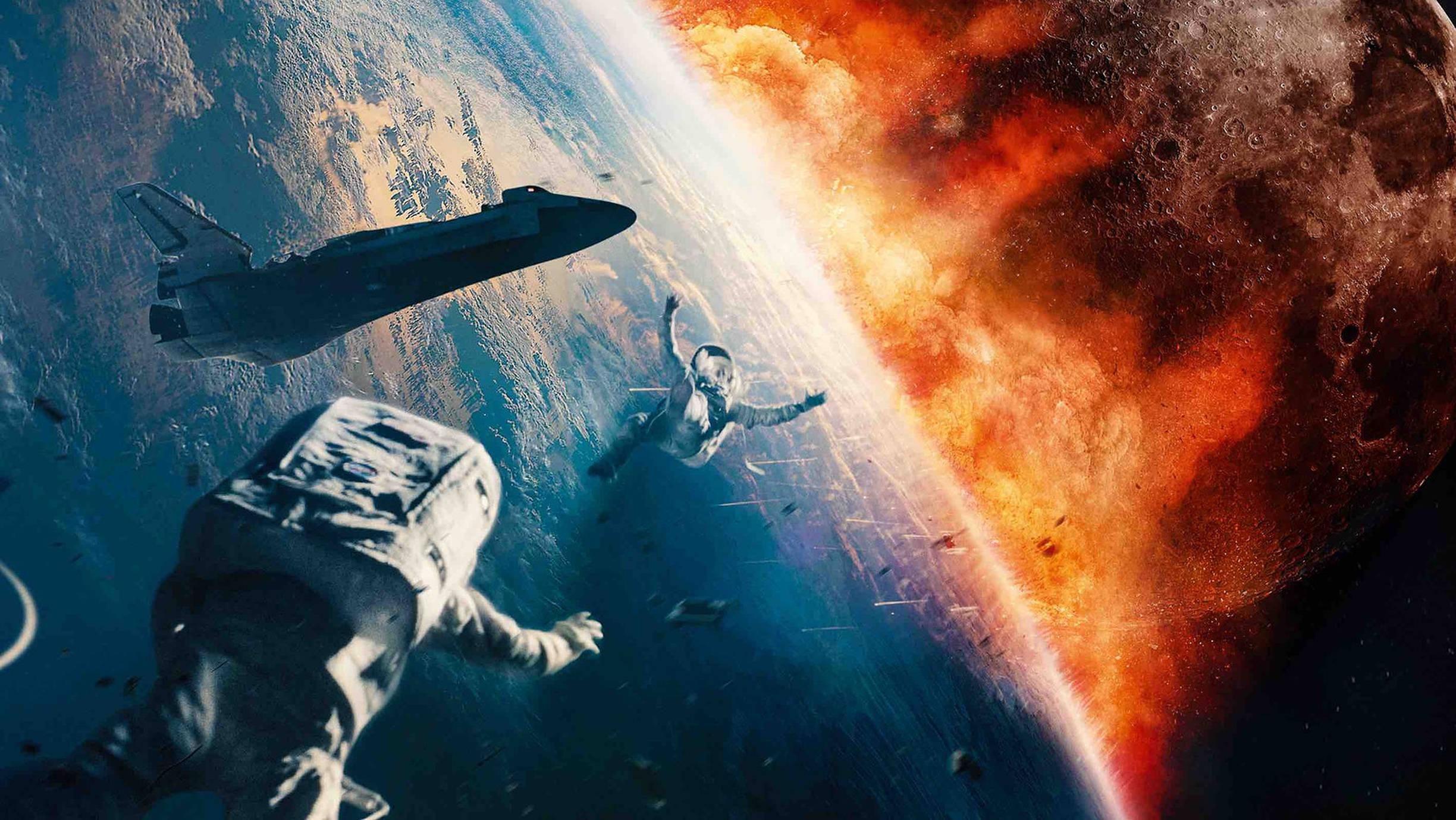 月落太空中的宇航員 壁紙 — 太空人在穿梭機附近漂浮，一顆熾熱的行星在地球彎曲的地平線上隱現。