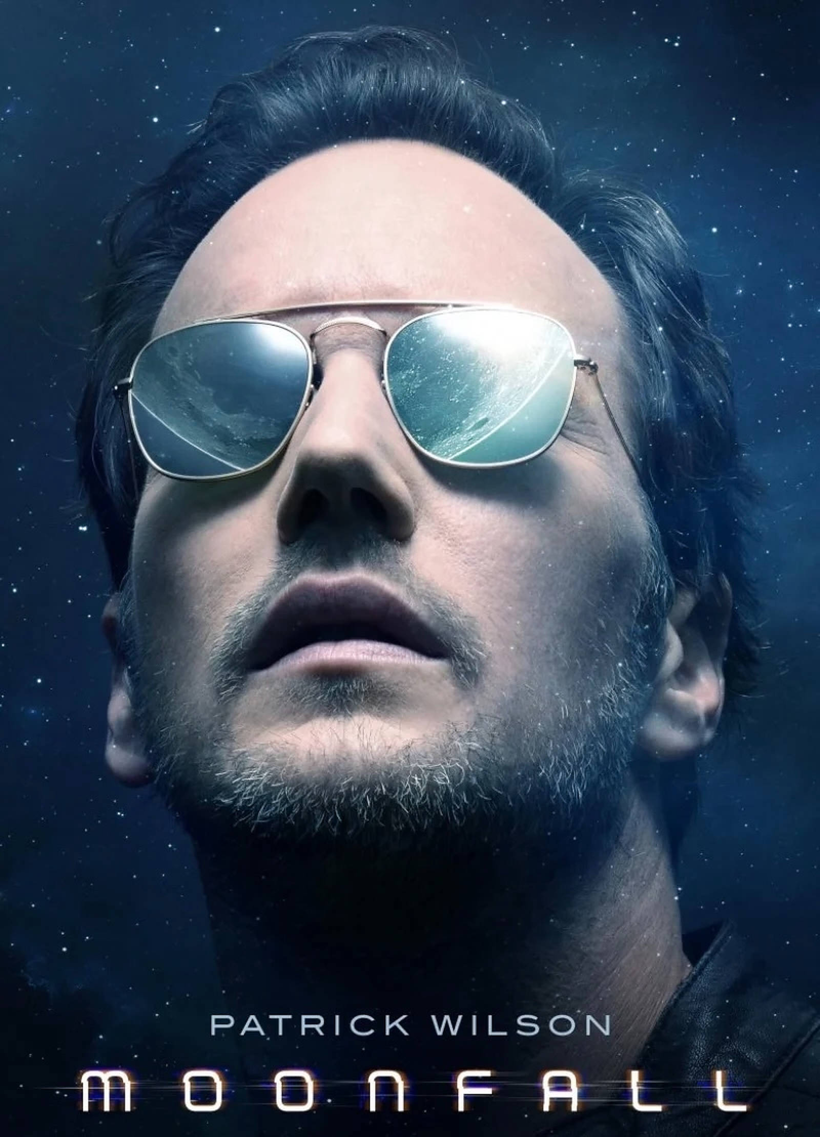 月落海報Patrick Wilson 壁紙 — 一名深色頭髮、戴著太陽眼鏡的男子，在繁星點點的宇宙背景下向上凝視，下方有「Moonfall」的標題。