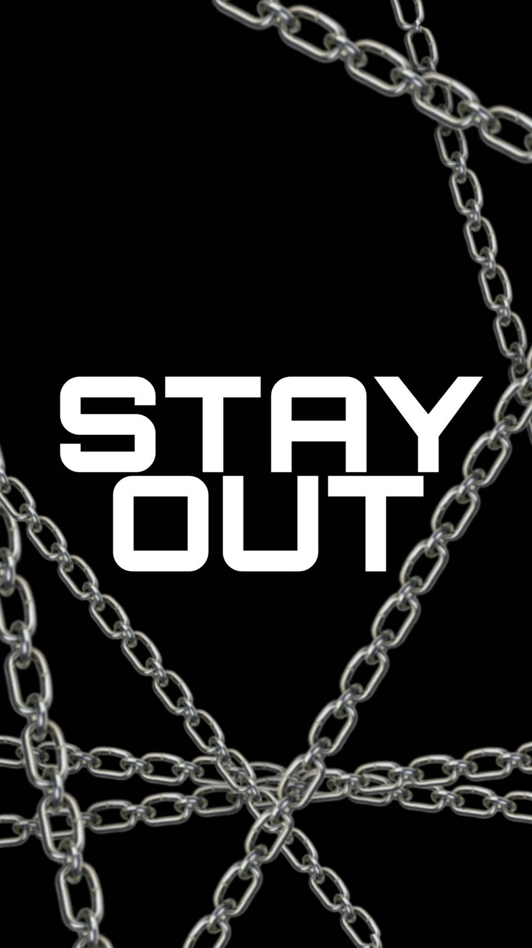 銀色鏈條在黑色背景上圍繞著粗體白色文字「stay out」形成一道屏障。