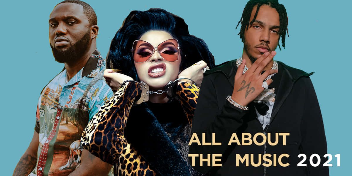 三位音樂人穿著大膽時尚，在青色背景下為「All About The Music 2021」擺姿勢。