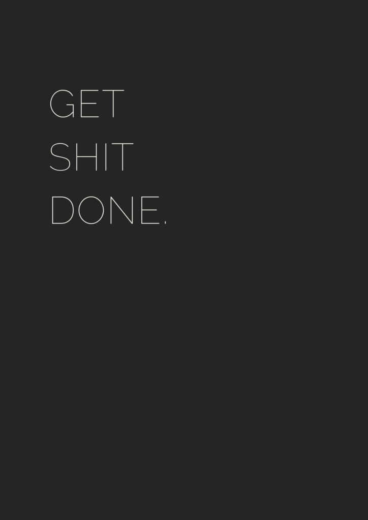極簡勵志名言 get shit done 以白色文字顯示在深灰色背景上