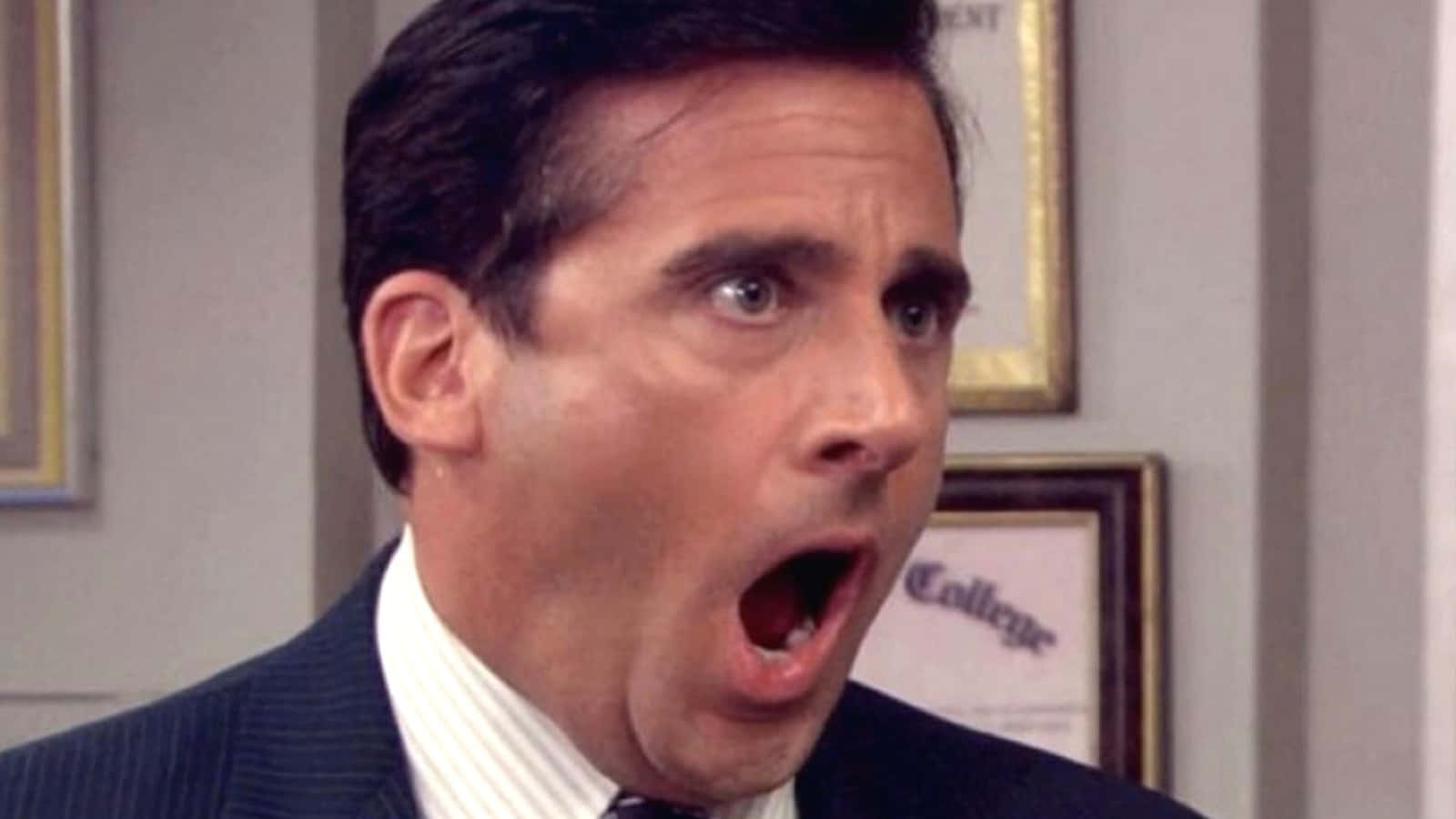 辦公室中穿著西裝、表情震驚的男人