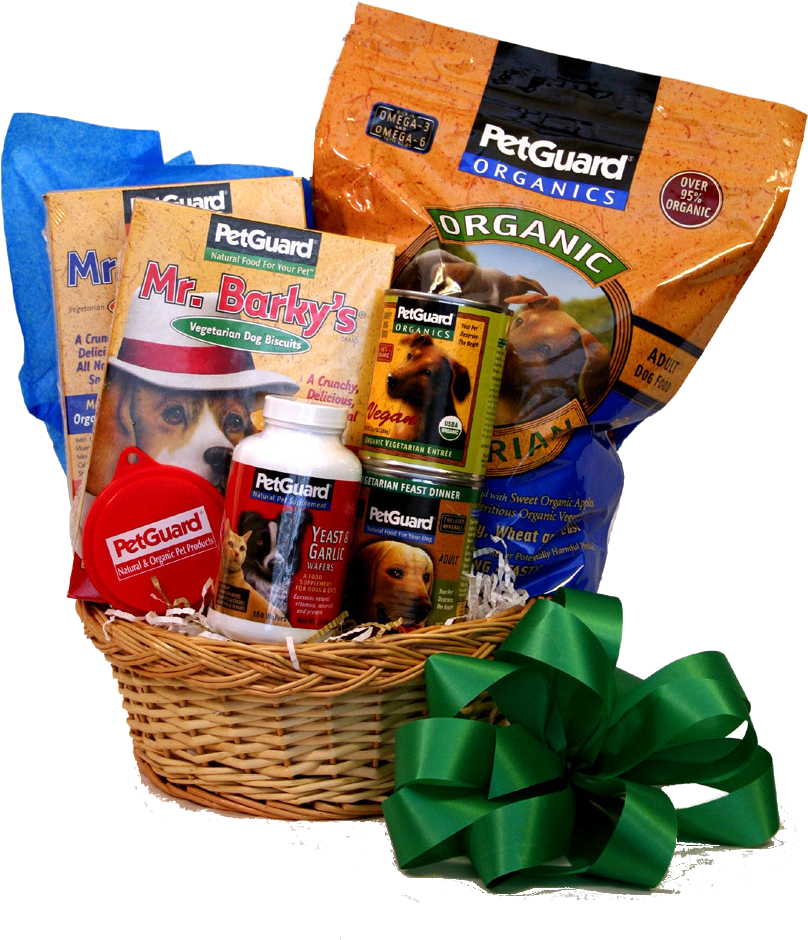 有機寵物食品禮盒 壁紙 — 一個藤籃裝滿 PetGuard 有機狗零食和補充品，飾有一個大綠色蝴蝶結。