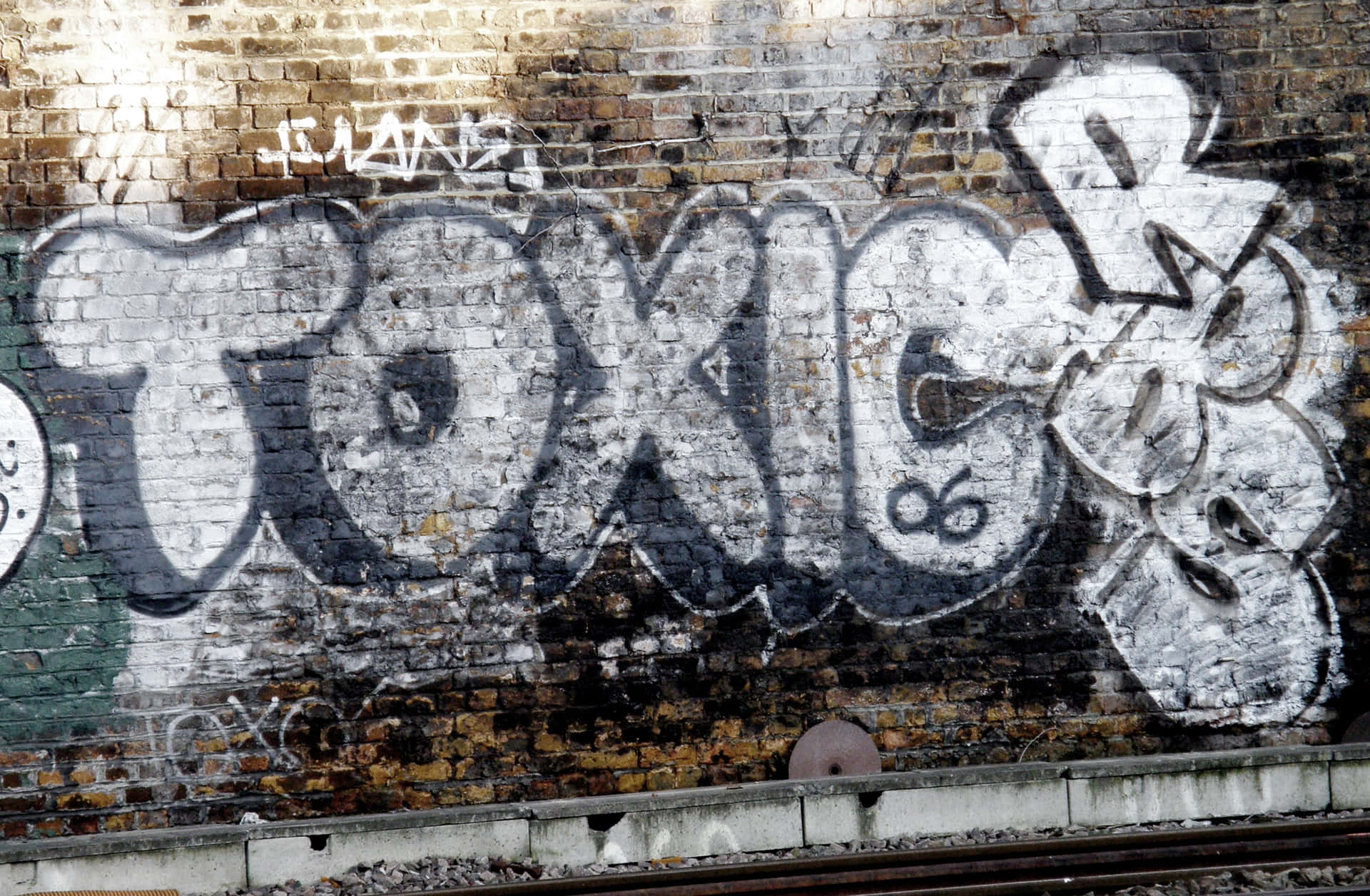 火車軌道附近磚牆上的塗鴉字 toxic