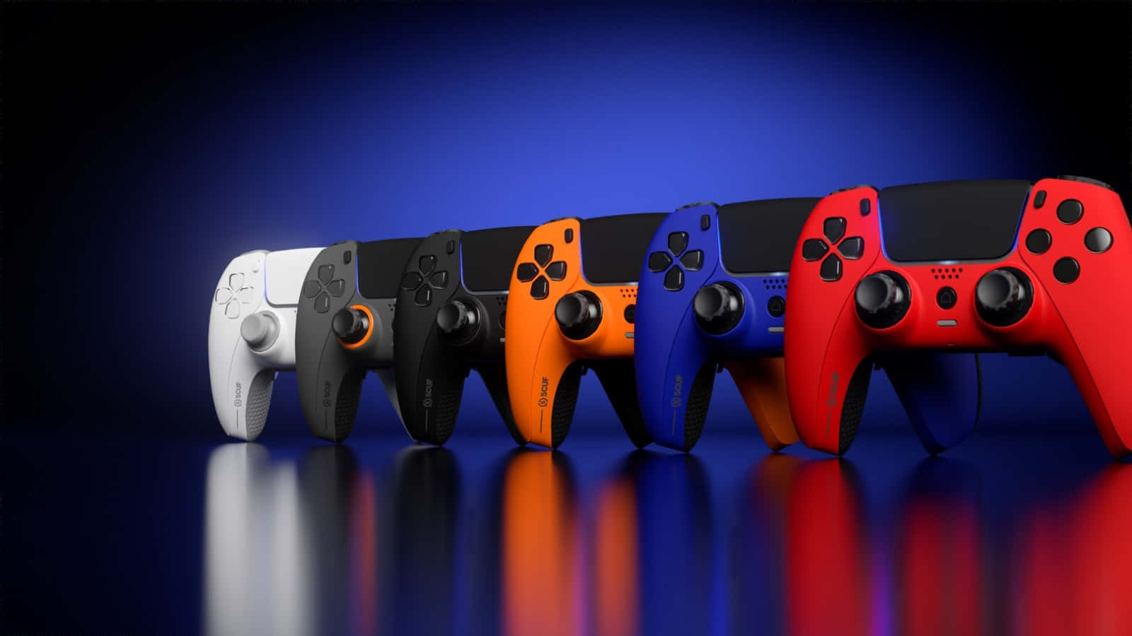 有沒有遊戲癮？ 壁紙 — 五個色彩繽紛的PlayStation 5控制器排列在反光表面上，背景為漸變藍色。