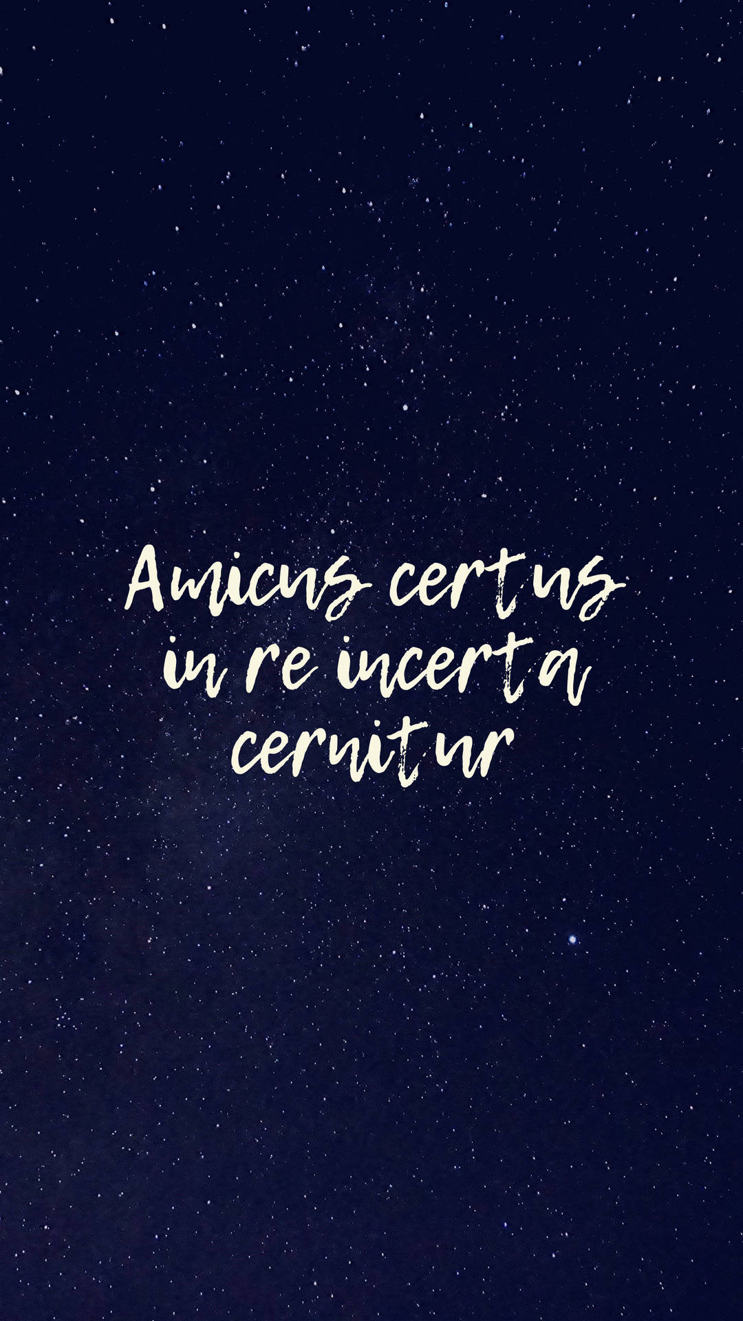 星空夜空，帶有白色草書拉丁語引文。