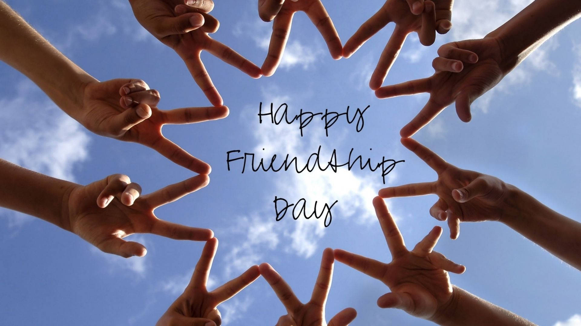 手在天空中形成心形，並有「Happy Friendship Day」文字。