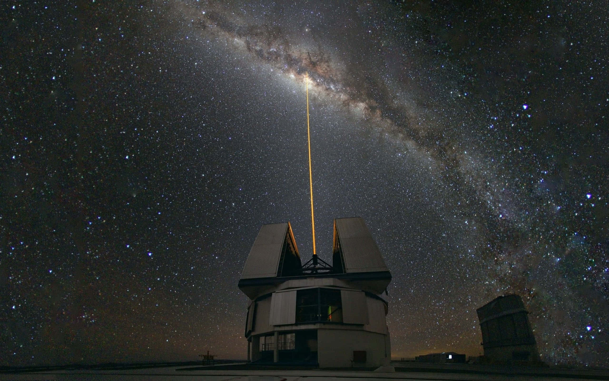 Space Observation 桌布 壁紙 — 望遠鏡天文台在星空下向銀河系發射激光。