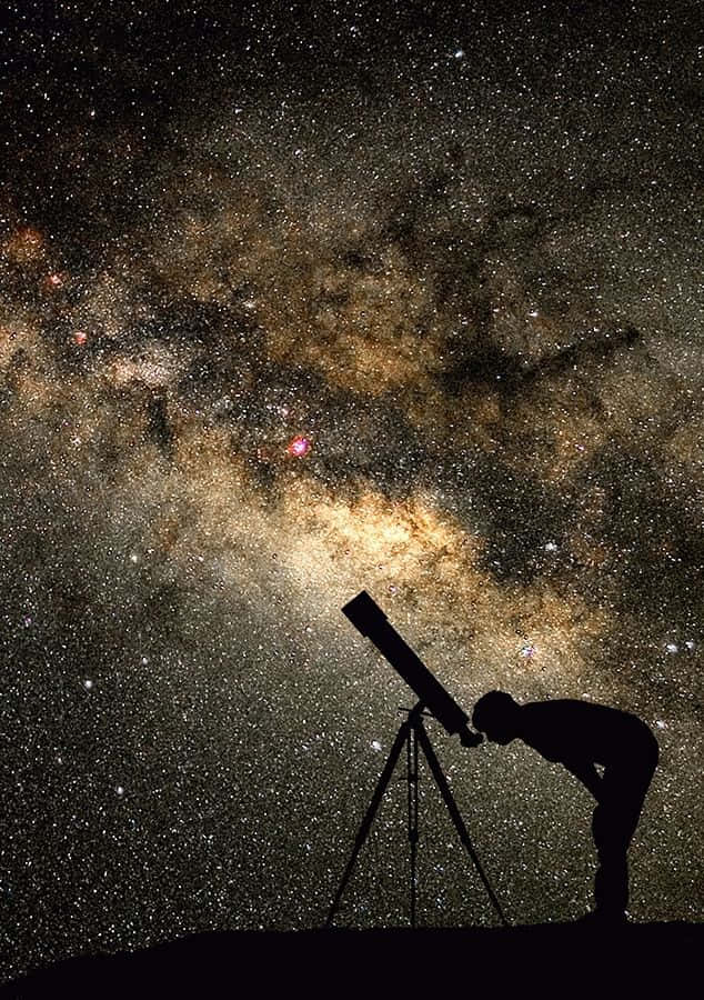 夜晚使用望遠鏡觀看銀河的人