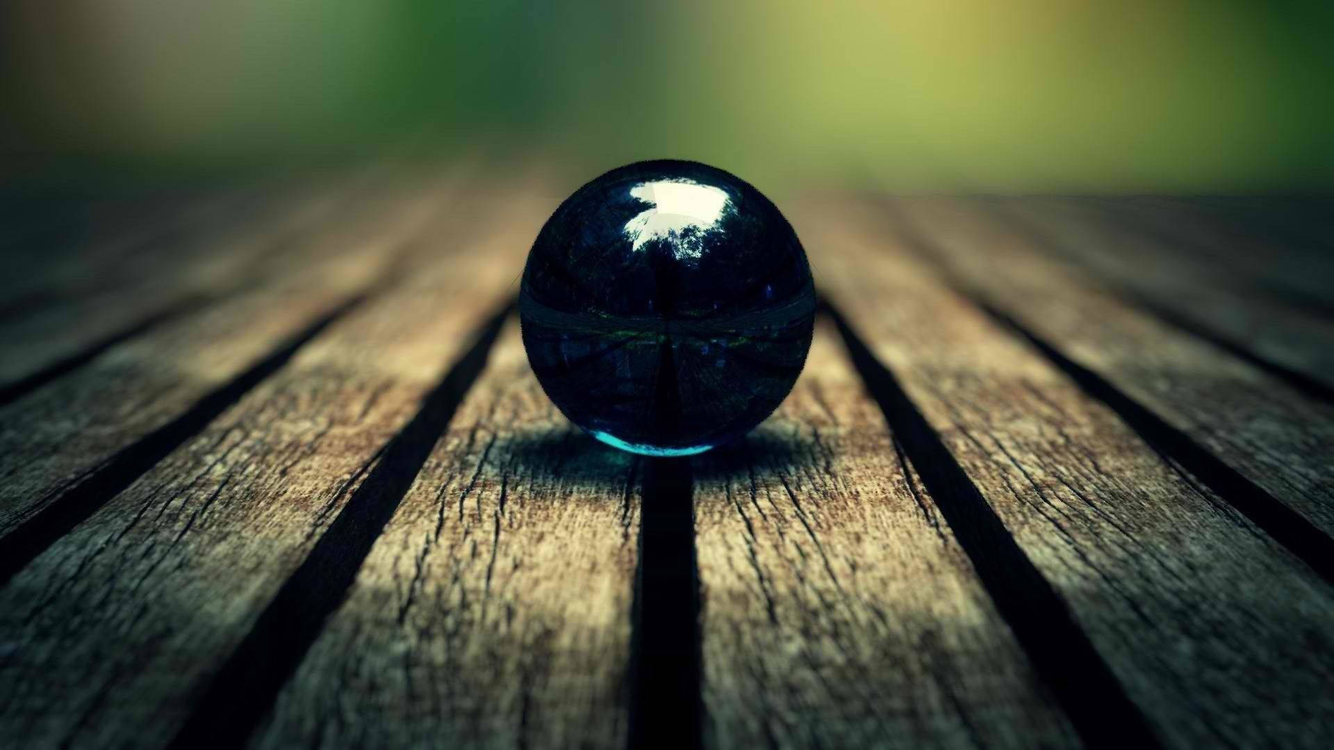 黑色大理石在木質表面反射天空
