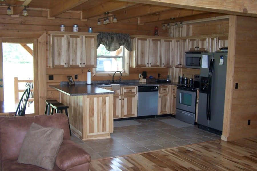 舒適的鄉村木屋廚房，配有木製櫥櫃、石地板和皮革沙發。