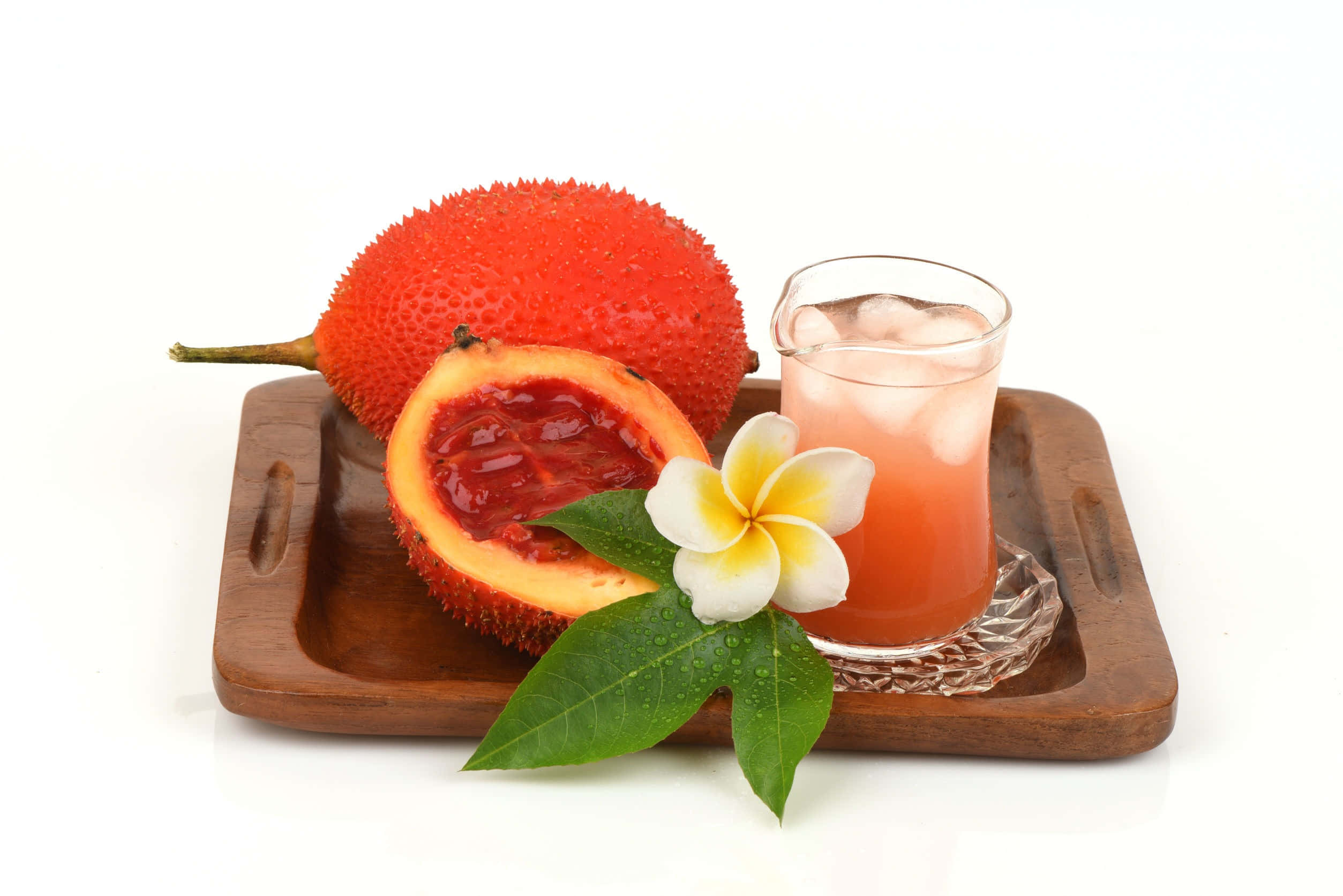 木托盤上的水果與飲品 壁紙