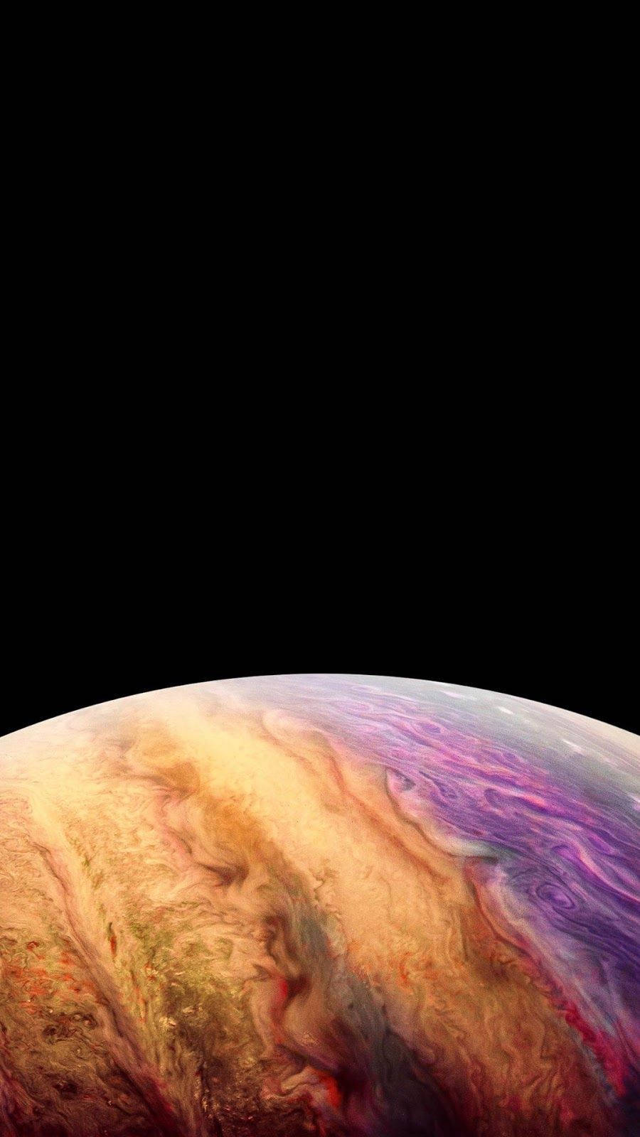木星行星黑色背景手機壁紙 壁紙 — 木星漩渦風暴帶的壯麗景色，以鮮豔的橙色、紫色和紅色色調呈現，背景是太空的黑色虛空。