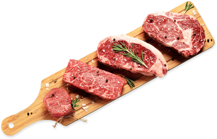 木板上的生牛排 壁紙 — 四塊生牛肉配迷迭香和鹽，放在黑色背景的木砧板上。