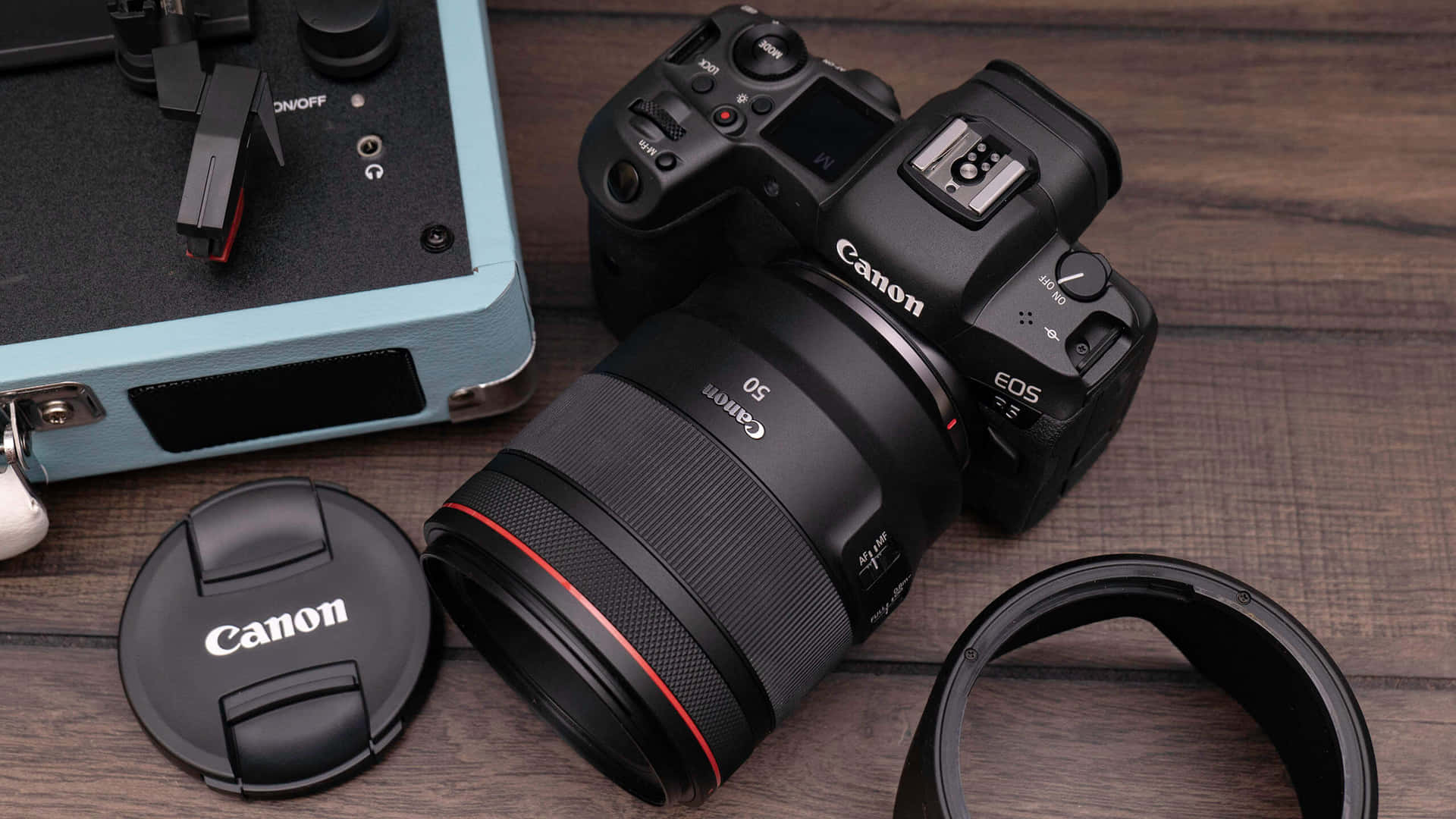 專業Canon相機及配件在木桌上