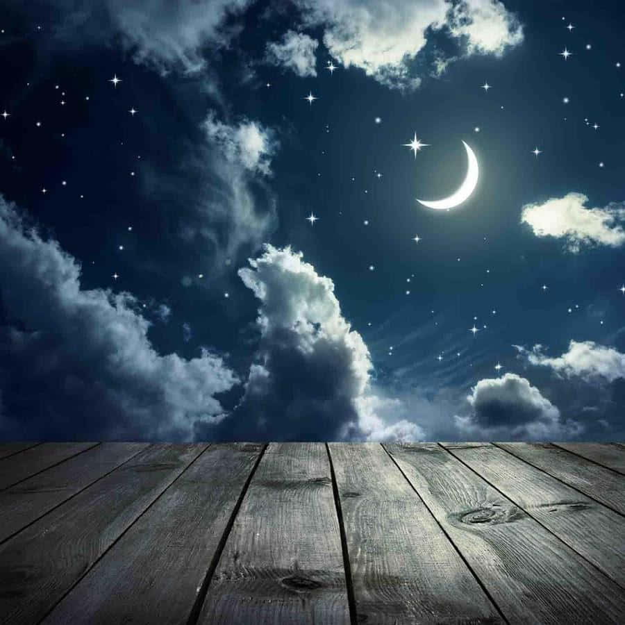 月光 桌布 壁紙 — 木甲板俯瞰著繁星點點的夜空，有一彎新月和蓬鬆的雲彩。