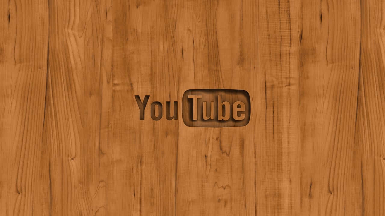 YouTube 標誌雕刻在木質表面上，可見木紋。