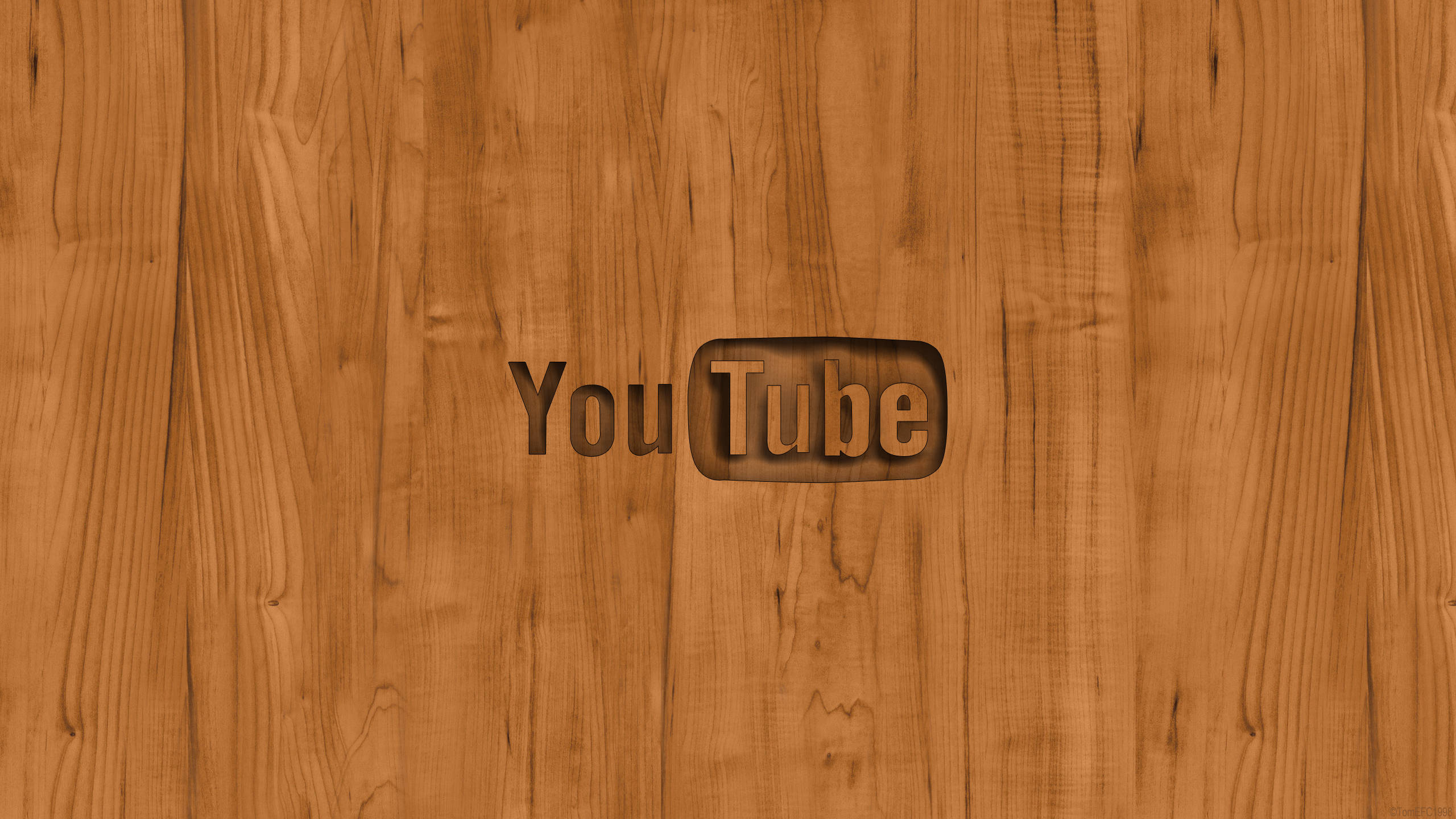 木紋質感YouTube標誌 壁紙 — YouTube 標誌雕刻在溫暖的木板上，帶有天然木紋紋理。