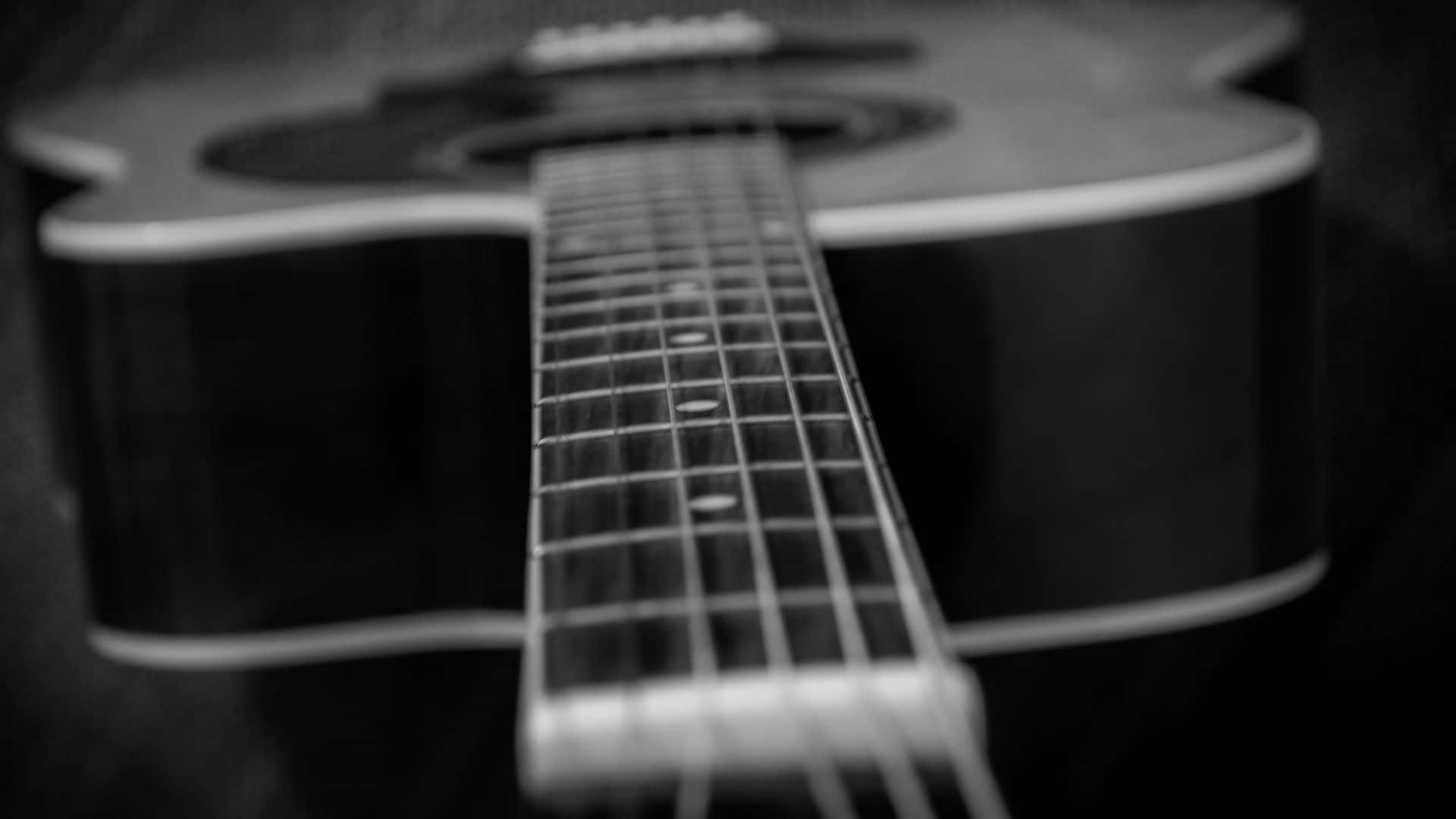 Black And White Guitar 桌布 壁紙 — 木結他的指板與琴身黑白特寫，景深較淺。